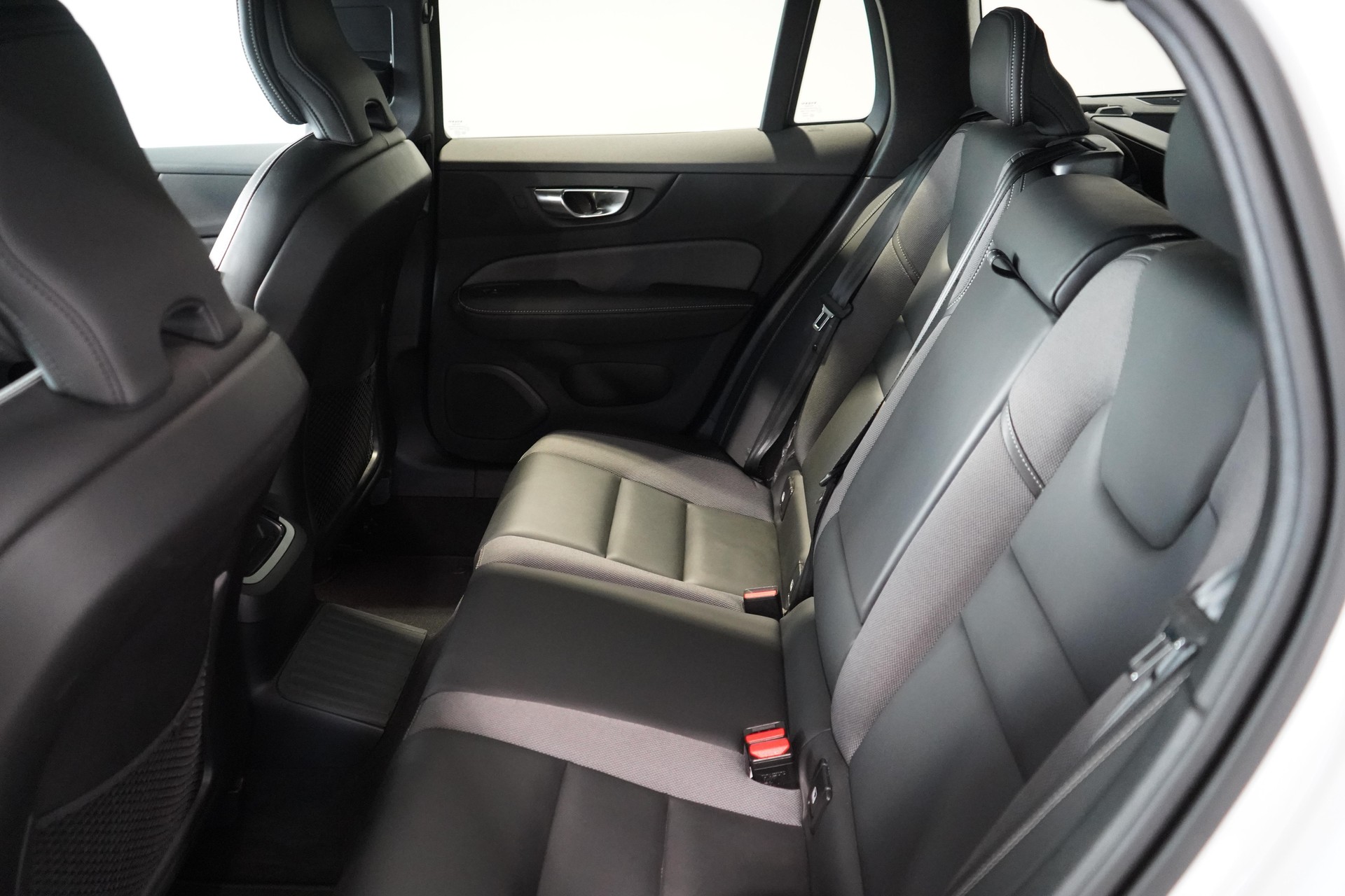 VOLVO V60 2.0 T6 TE Plus Dark for Business eAWD-image-17