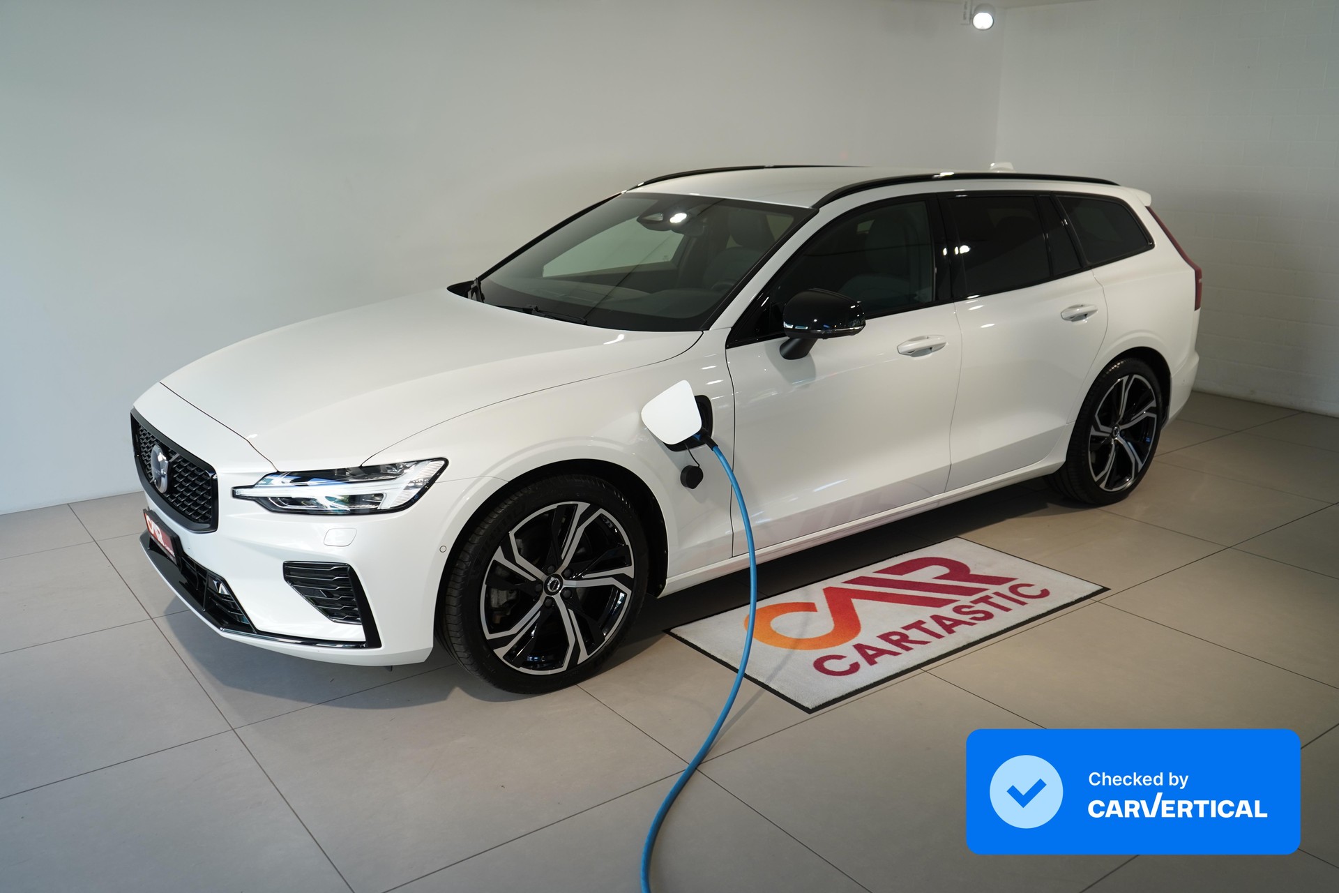 VOLVO V60 2.0 T6 TE Plus Dark for Business eAWD-image-0