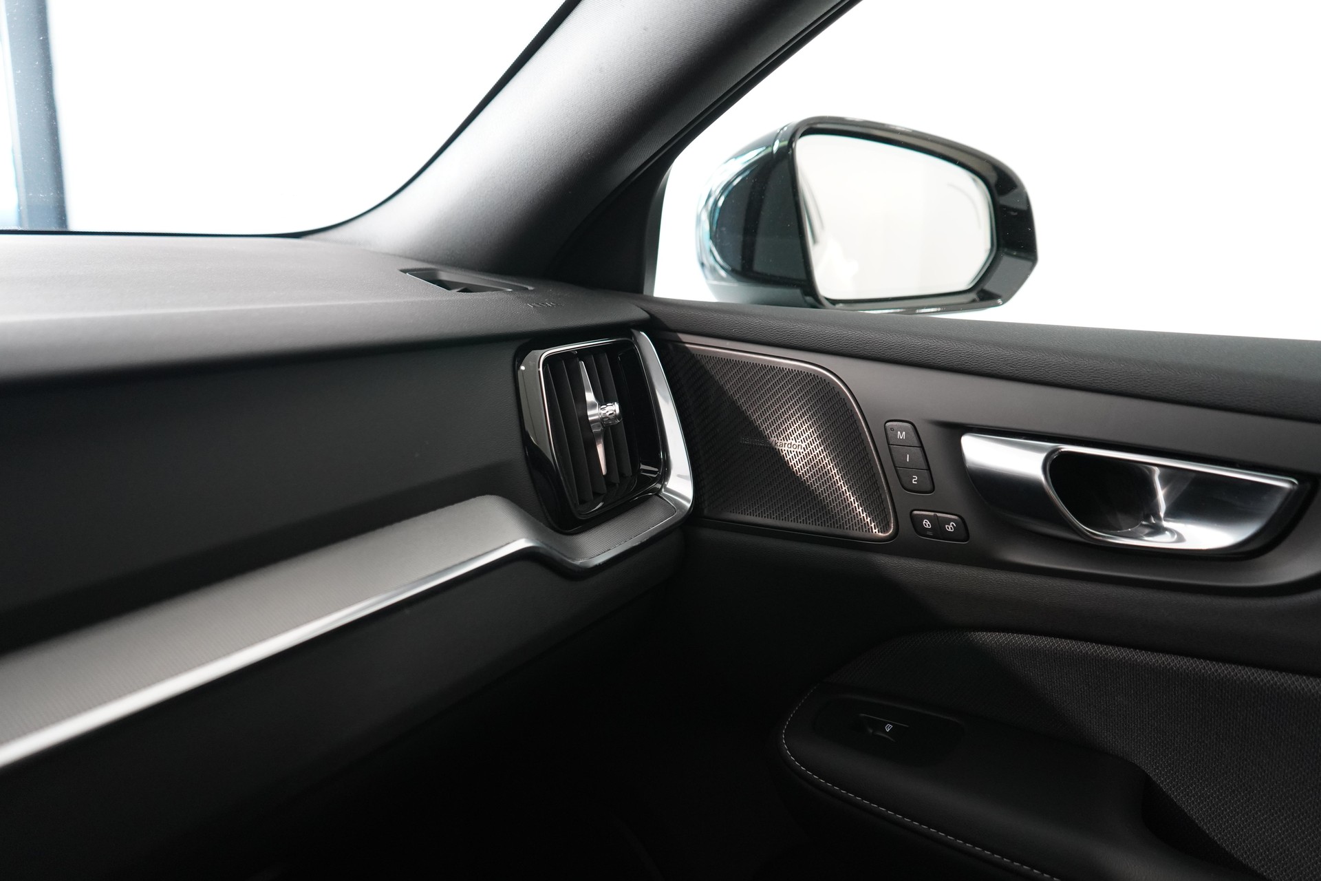 VOLVO V60 2.0 T6 TE Plus Dark for Business eAWD-image-15