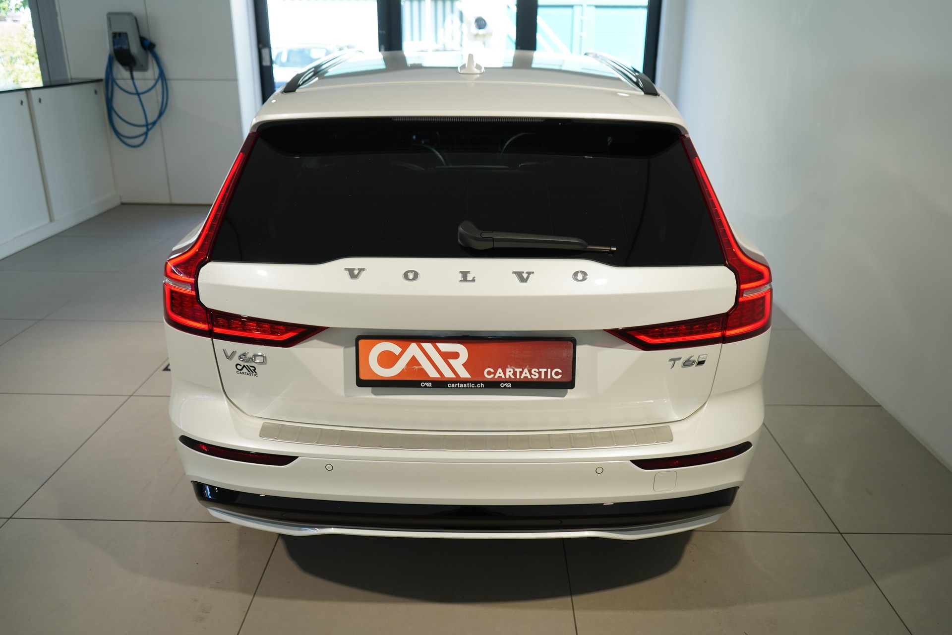 VOLVO V60 2.0 T6 TE Plus Dark for Business eAWD-image-3
