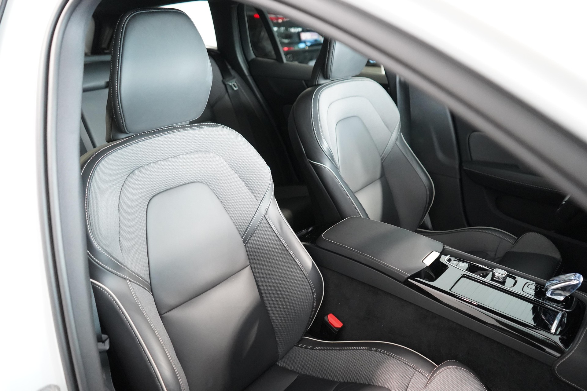 VOLVO V60 2.0 T6 TE Plus Dark for Business eAWD-image-6