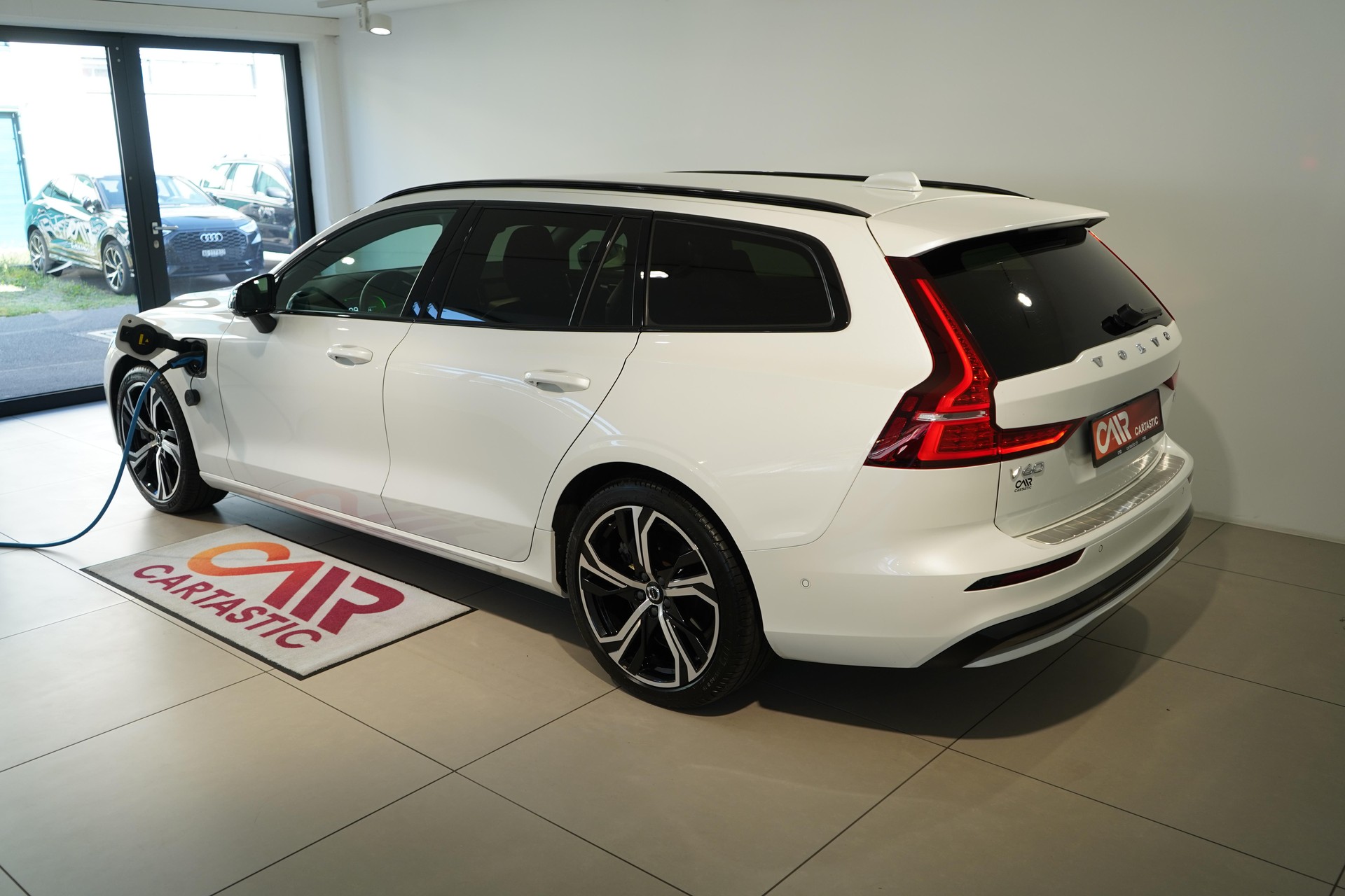 VOLVO V60 2.0 T6 TE Plus Dark for Business eAWD-image-2