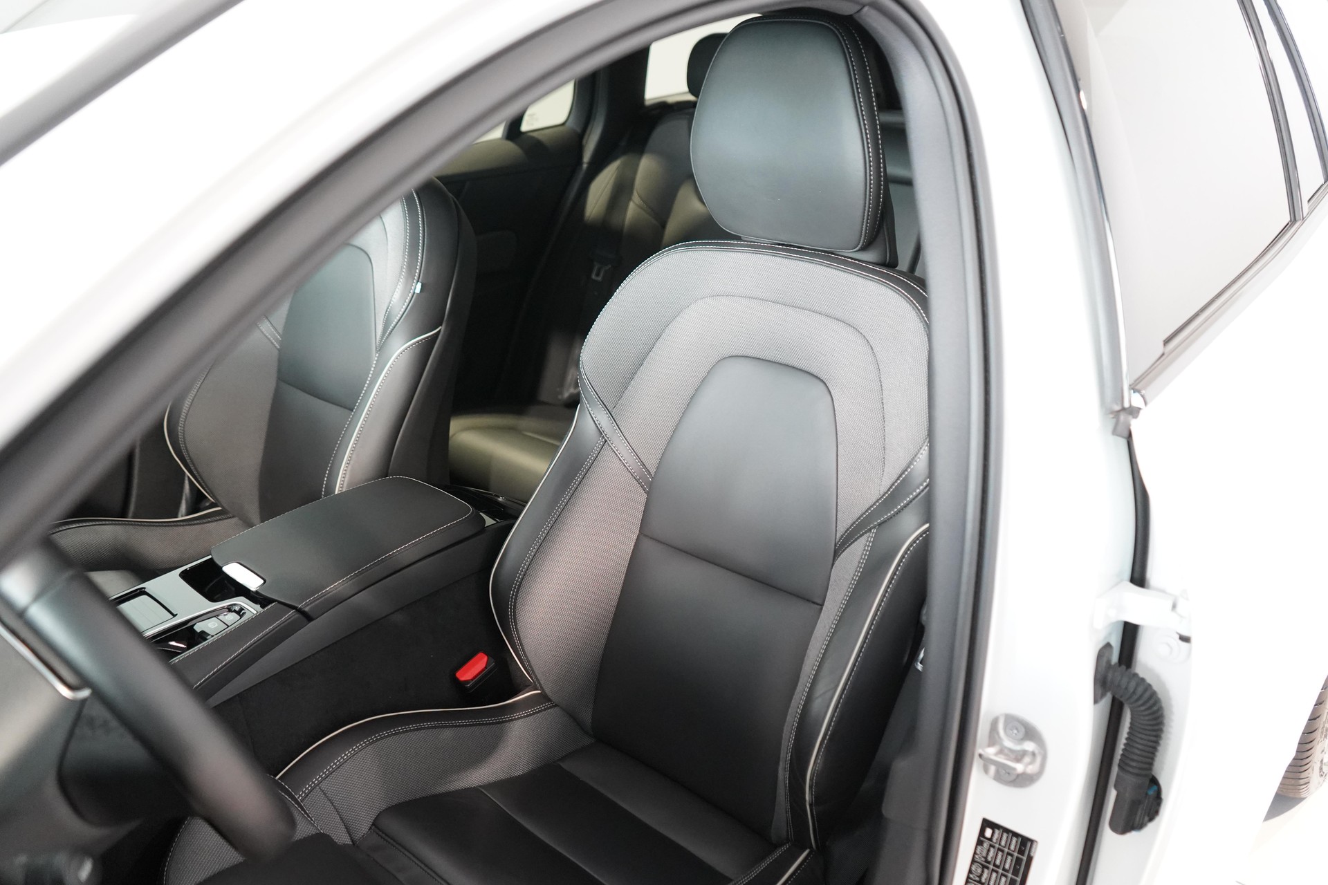 VOLVO V60 2.0 T6 TE Plus Dark for Business eAWD-image-5