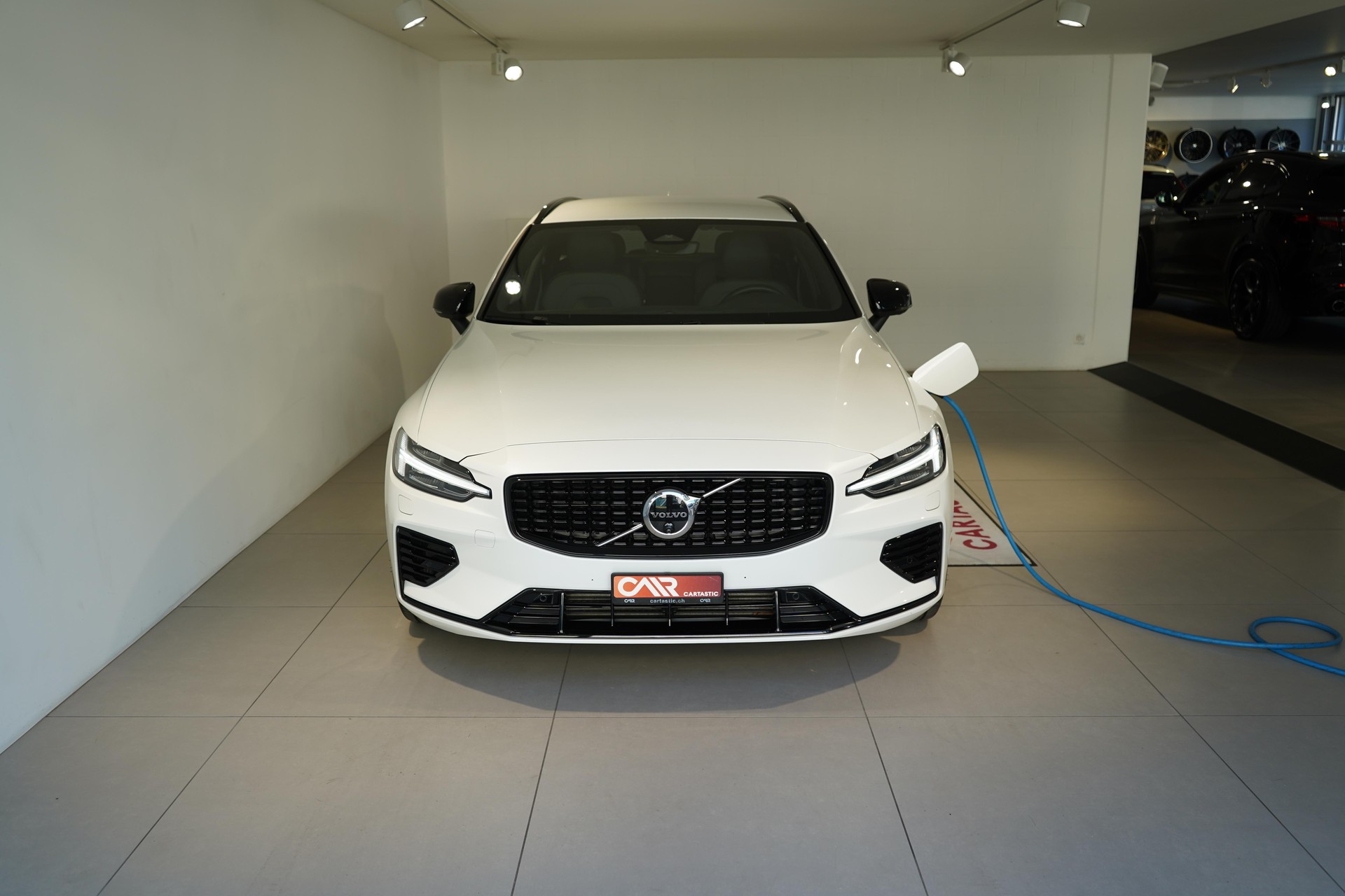 VOLVO V60 2.0 T6 TE Plus Dark for Business eAWD-image-1