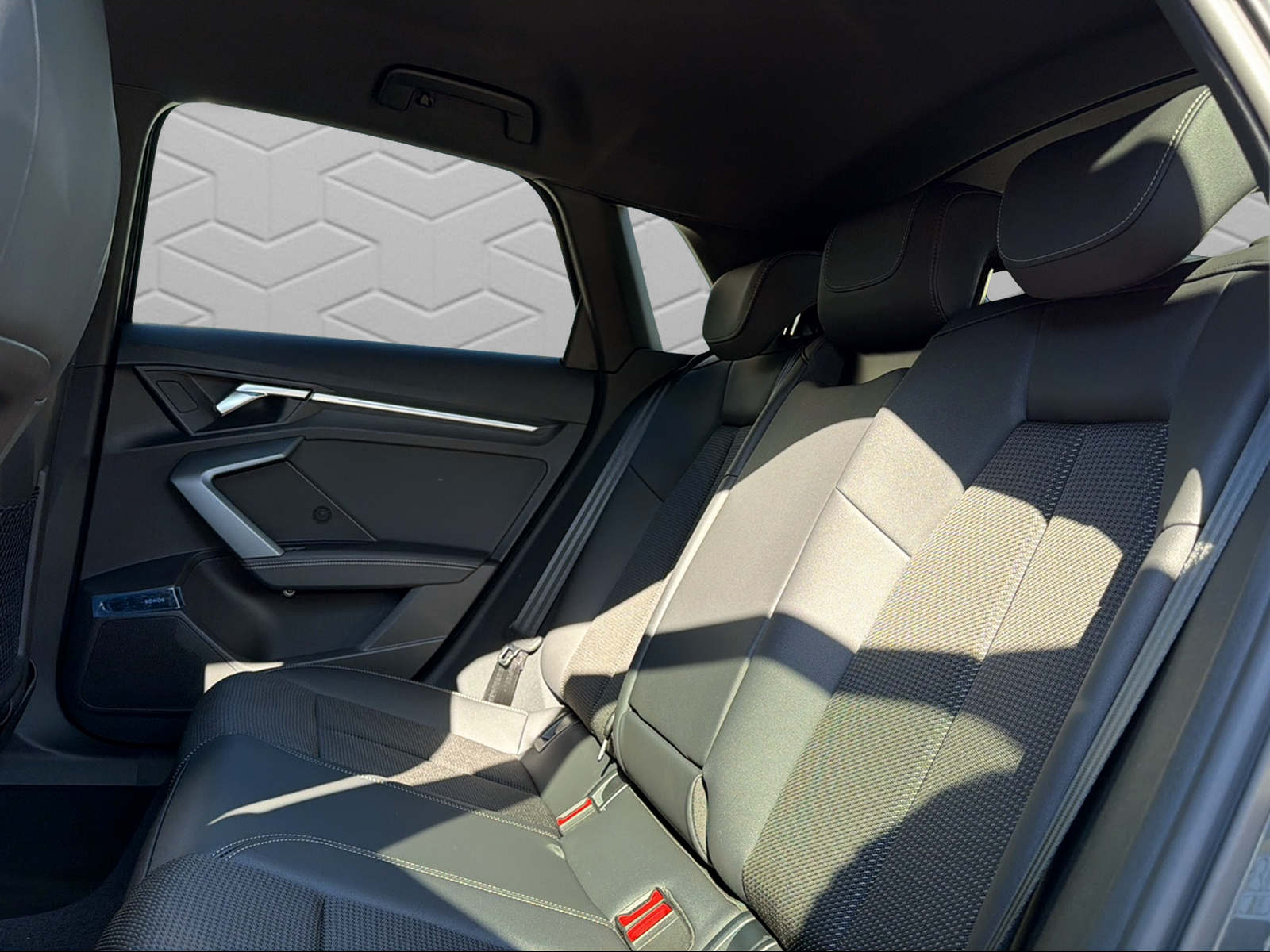 AUDI A3 Sportback TFSI 150 kW quattro S line S tronic-image-12
