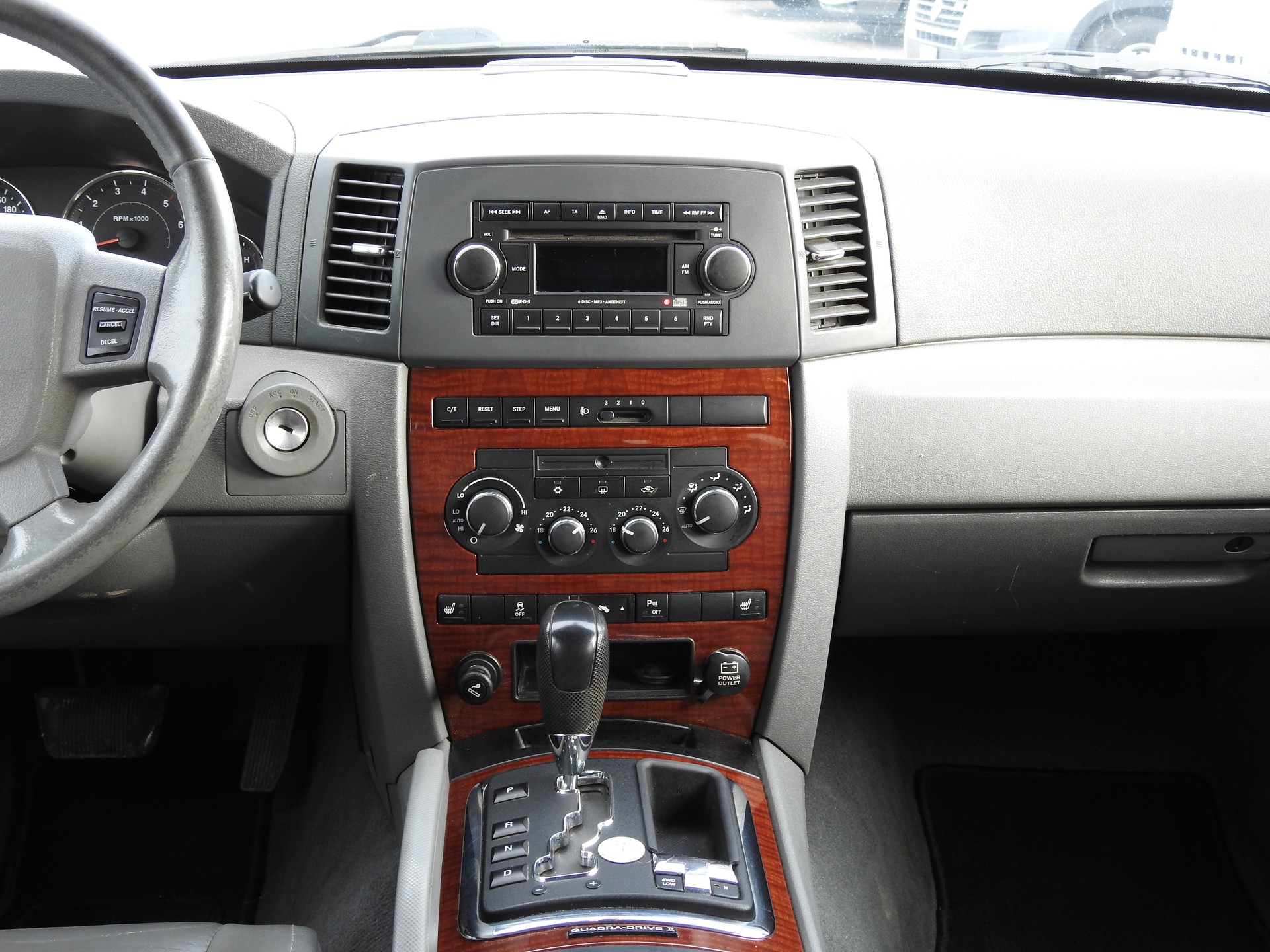 JEEP Grand Cherokee 4.7 Limited Automatic-image-18