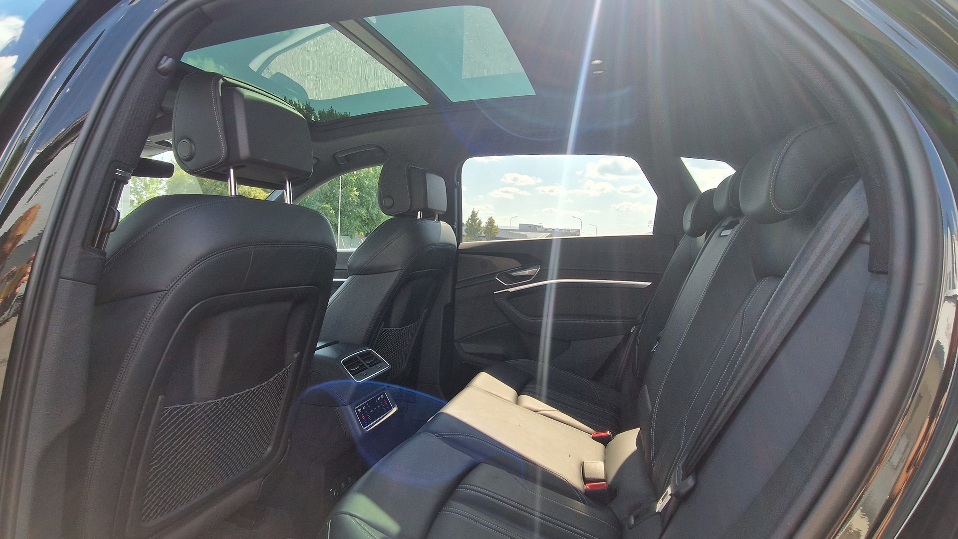 AUDI e-tron 55 S Line Black Edition quattro-image-12