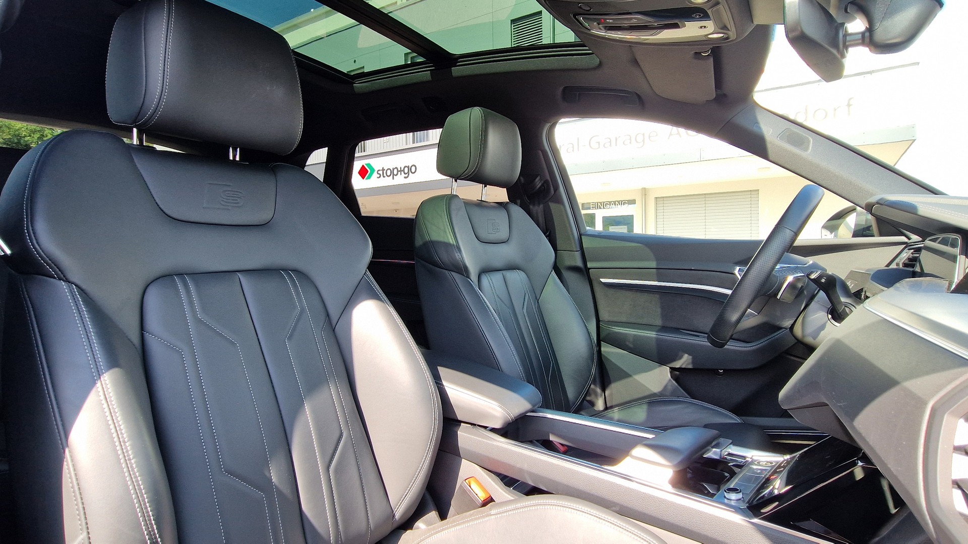 AUDI e-tron 55 S Line Black Edition quattro-image-9