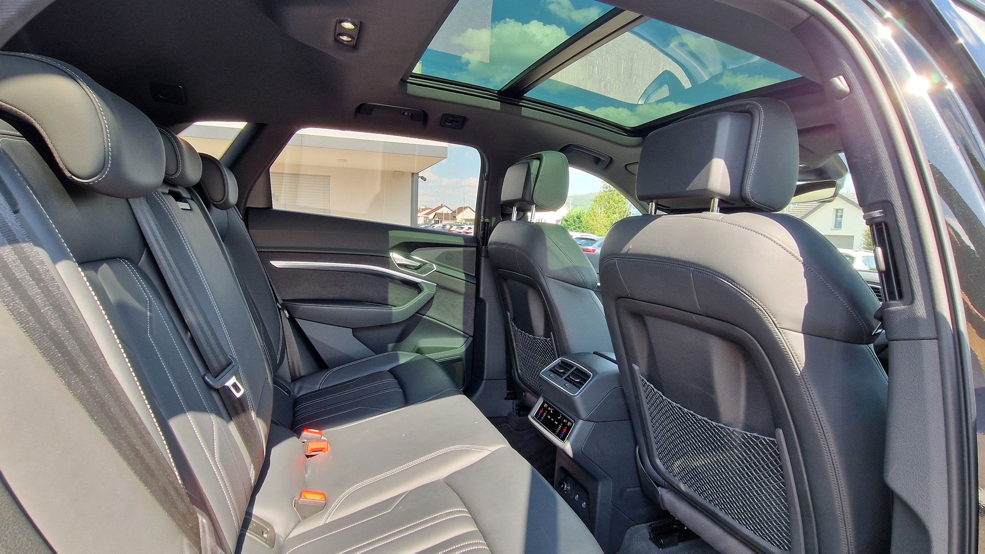 AUDI e-tron 55 S Line Black Edition quattro-image-14
