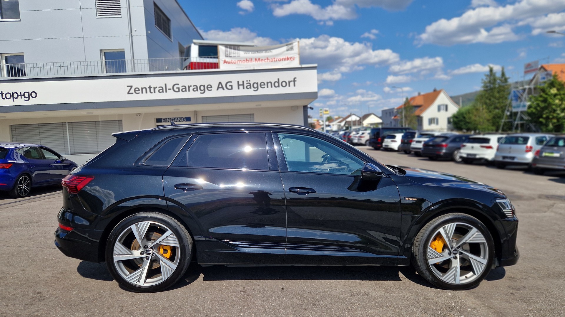 AUDI e-tron 55 S Line Black Edition quattro-image-4
