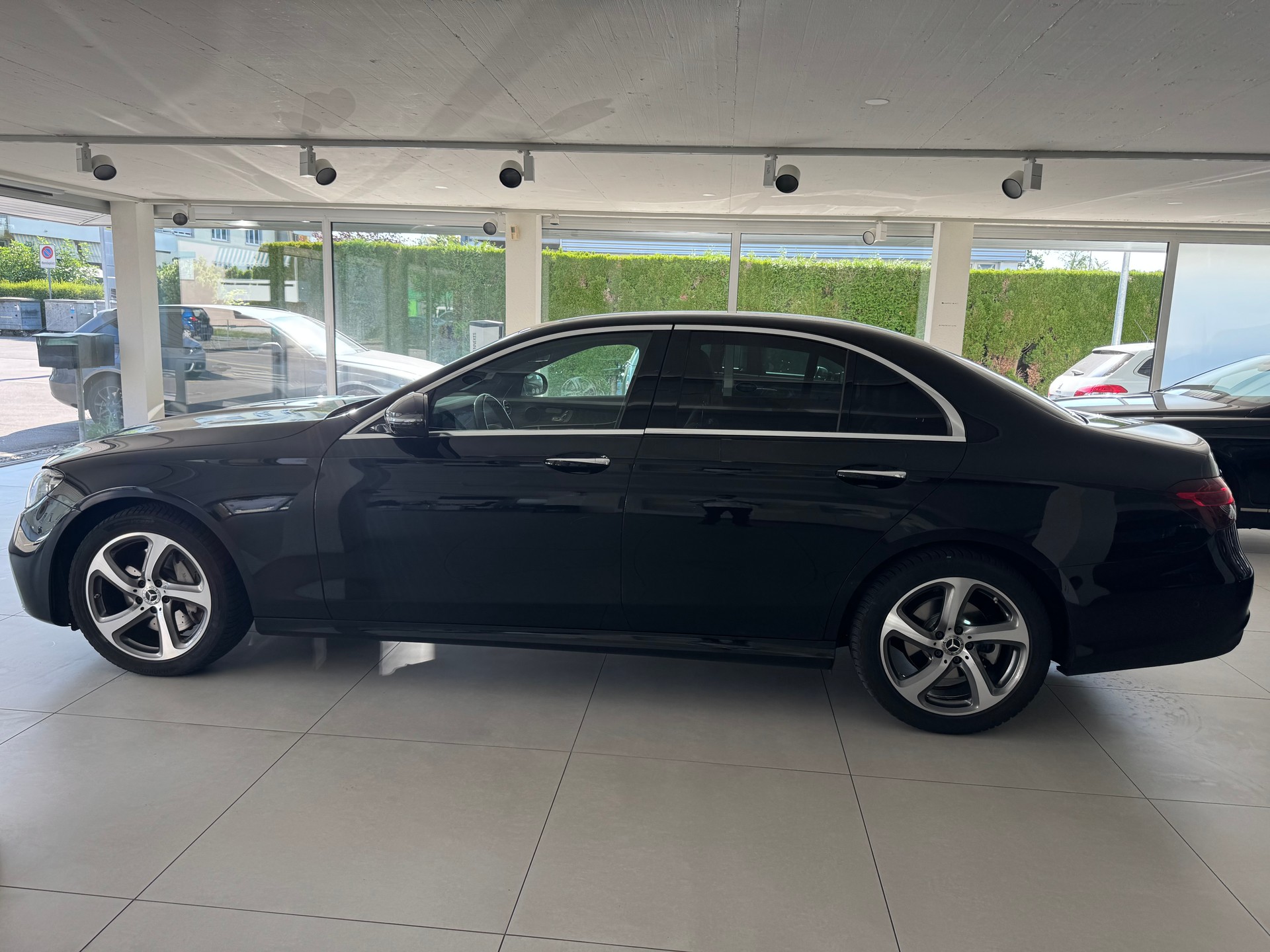 MERCEDES-BENZ E 200 4Matic AMG Line 9G-Tronic-image-4