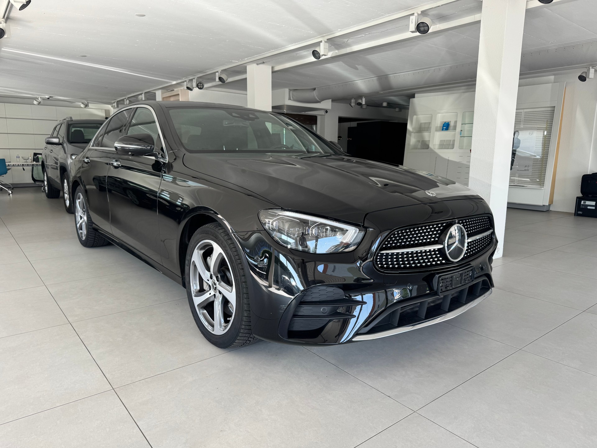 MERCEDES-BENZ E 200 4Matic AMG Line 9G-Tronic-image-1