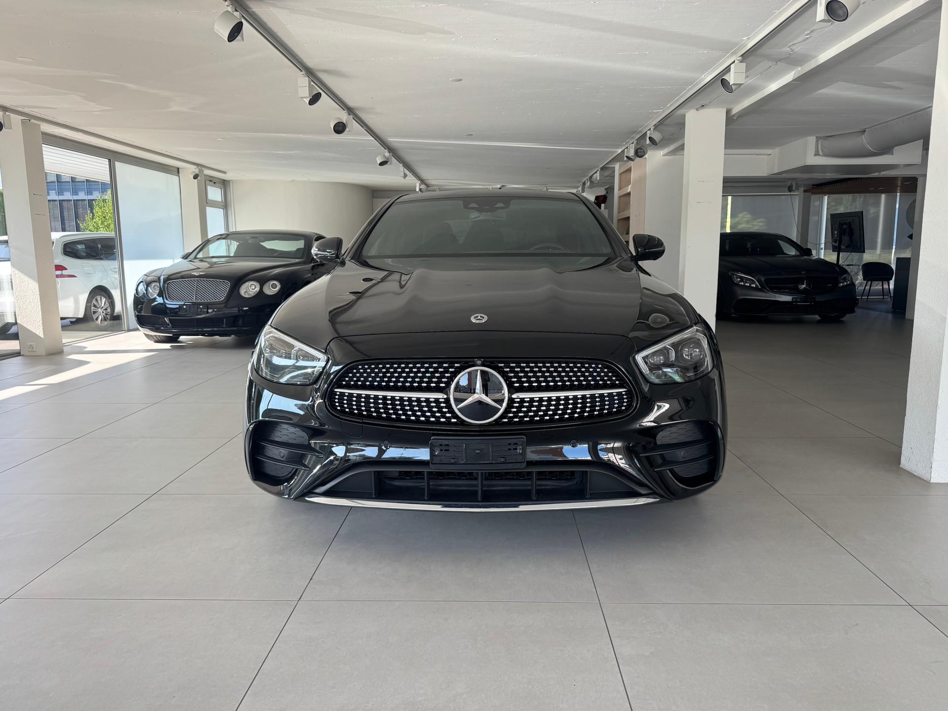 MERCEDES-BENZ E 200 4Matic AMG Line 9G-Tronic-image-2
