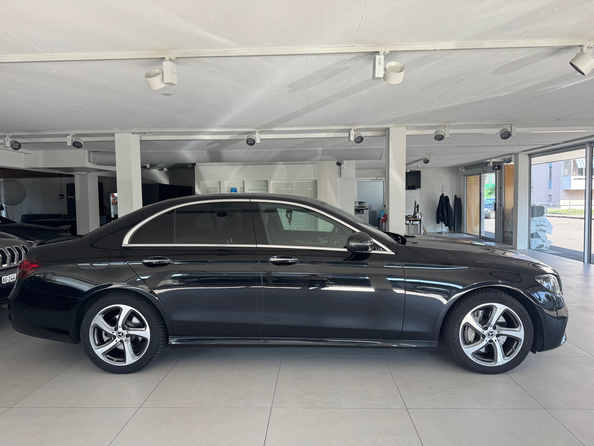 MERCEDES-BENZ E 200 4Matic AMG Line 9G-Tronic-image-3