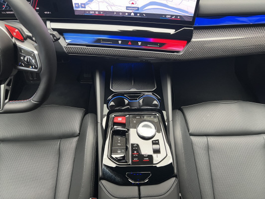 BMW M5 xDrive Touring-image-11