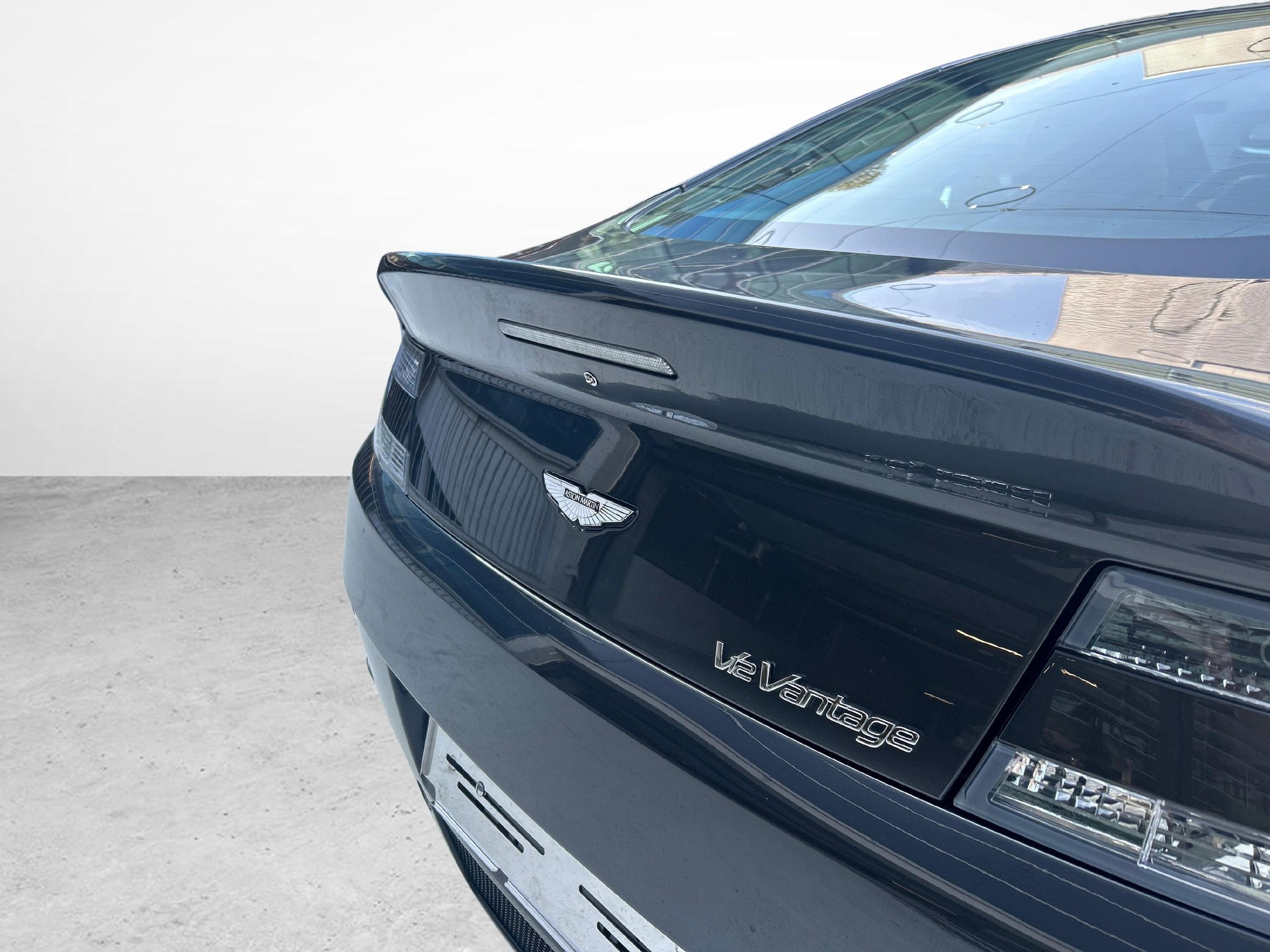 ASTON MARTIN V12 Vantage Coupé 6.0-image-14