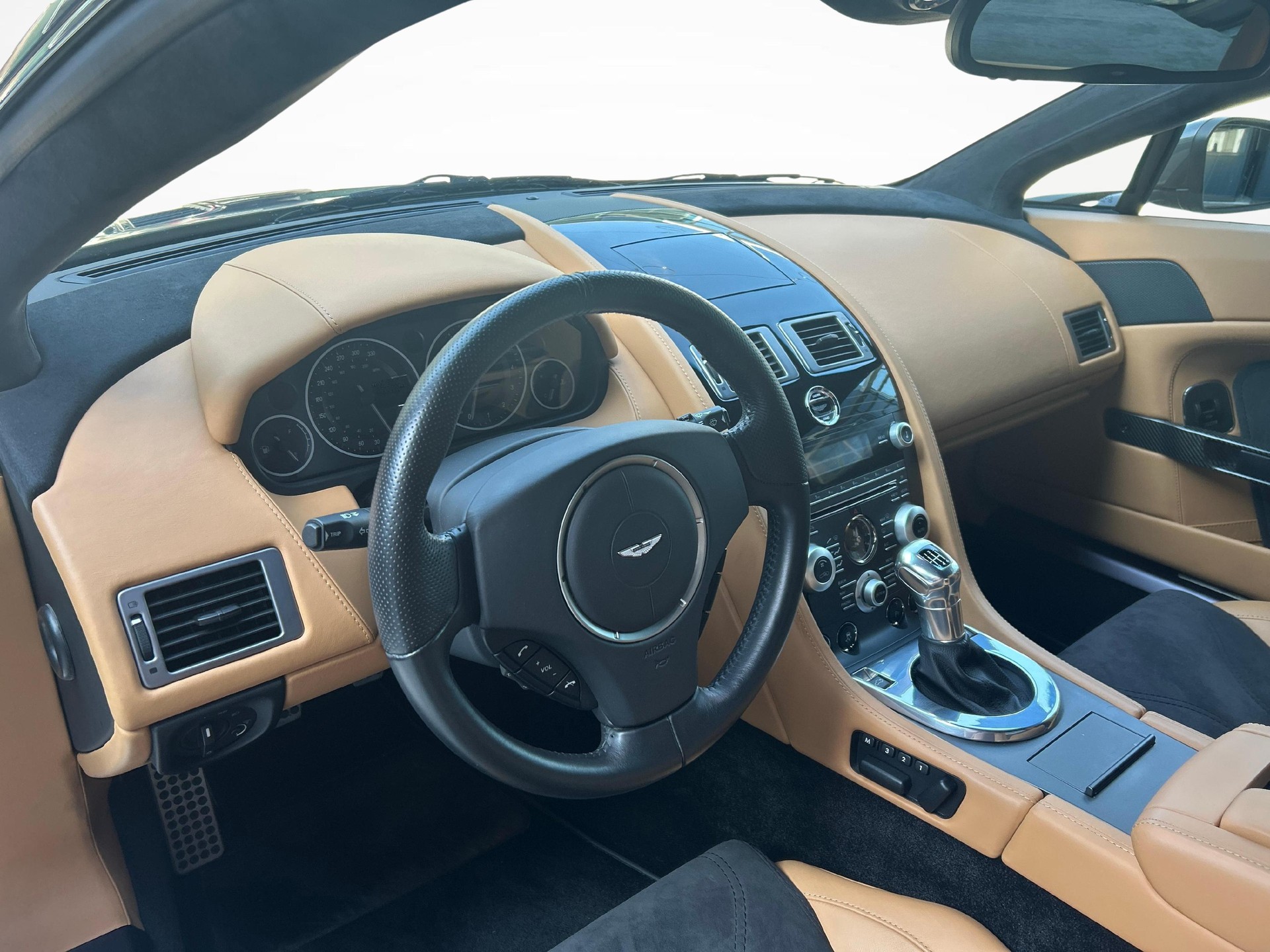 ASTON MARTIN V12 Vantage Coupé 6.0-image-8