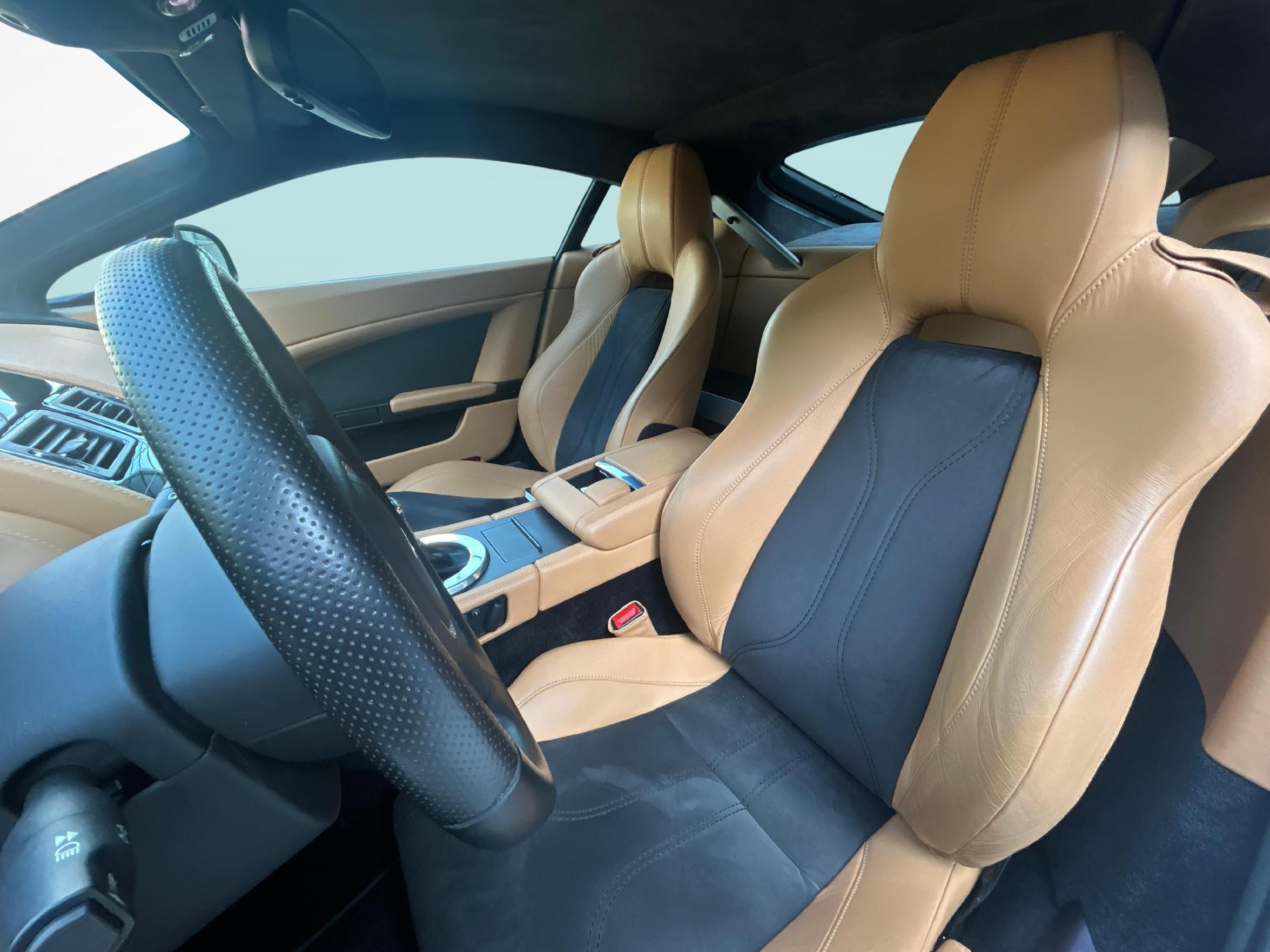 ASTON MARTIN V12 Vantage Coupé 6.0-image-10