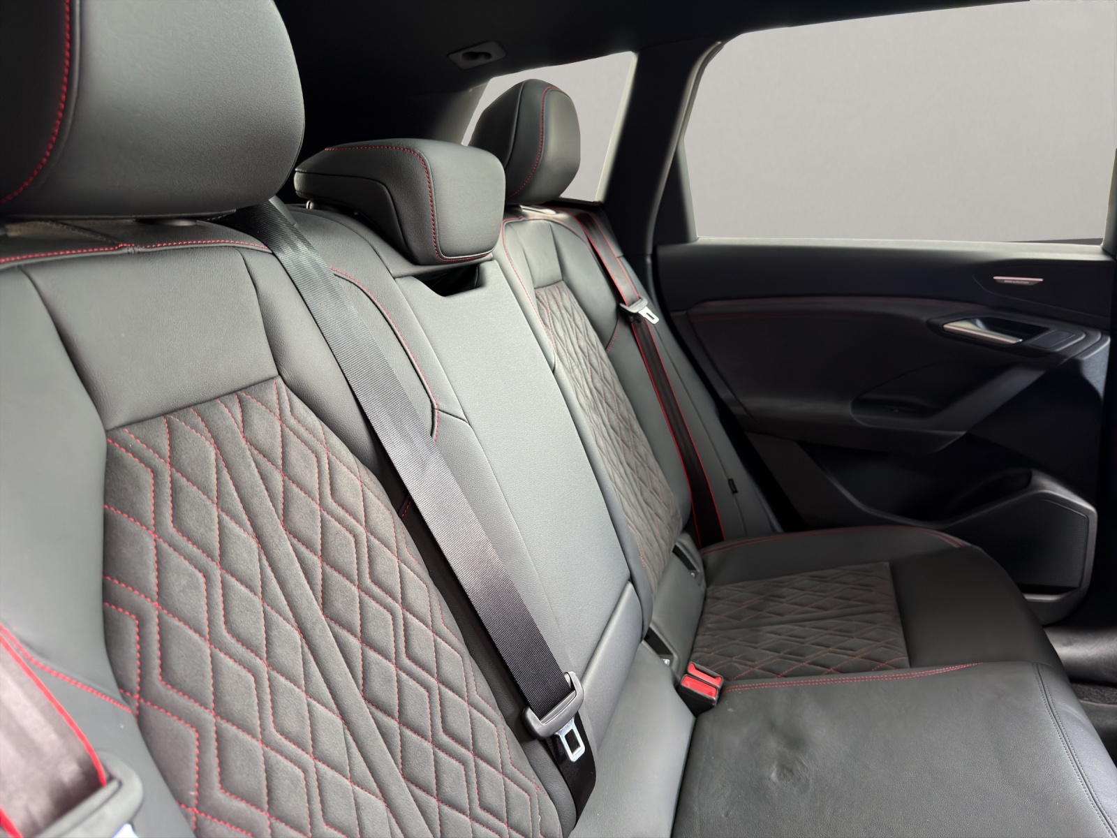 AUDI Q6 e-tron quattro S-Line-image-15