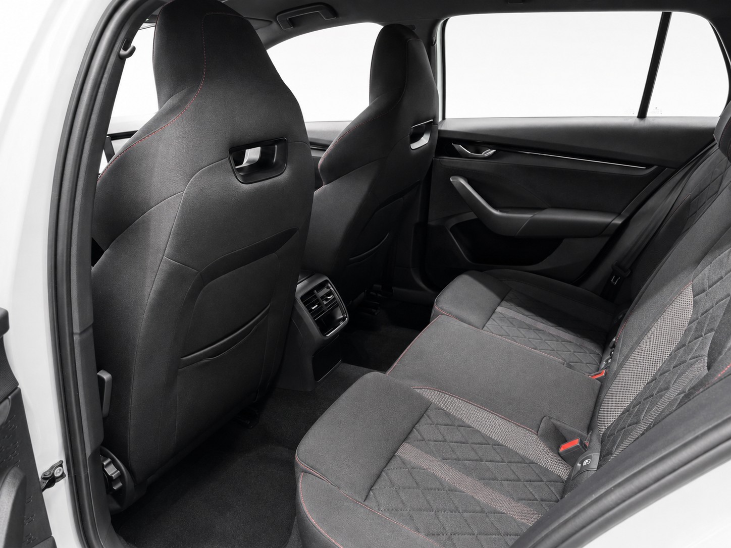 SKODA Octavia Combi 2.0 TSI DSG RS-image-12
