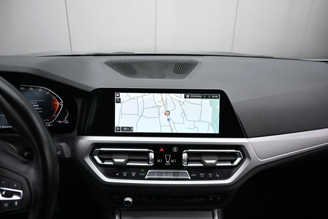 BMW 320i Touring Steptronic-image-10