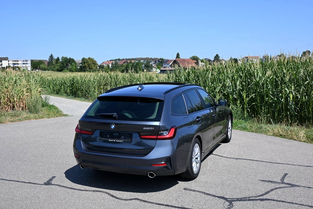 BMW 320i Touring Steptronic-image-2