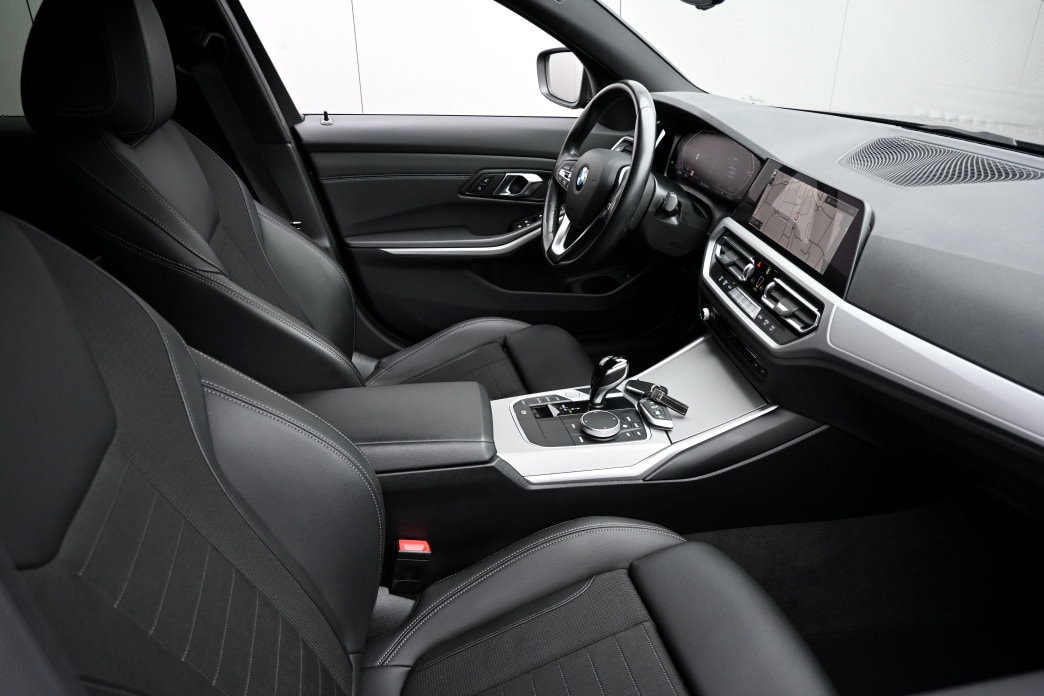 BMW 320i Touring Steptronic-image-4