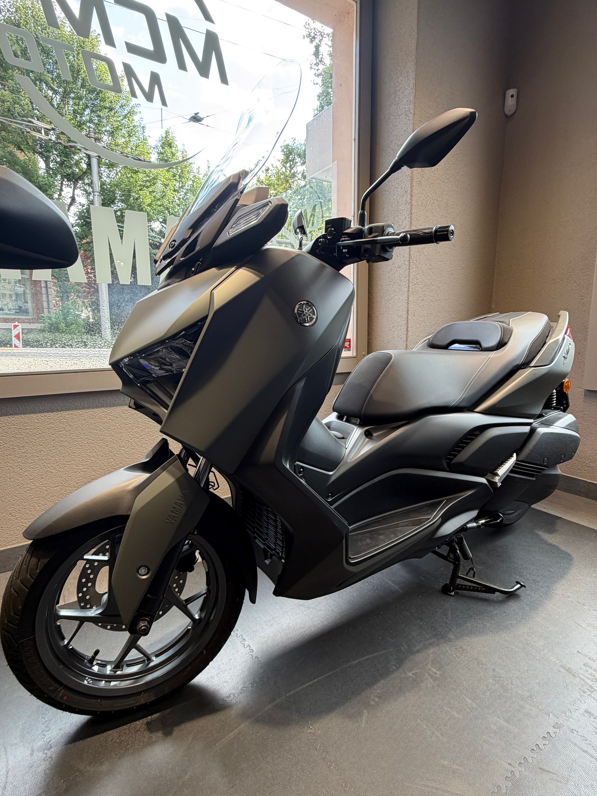 YAMAHA X-Max 300-showroom-element-1