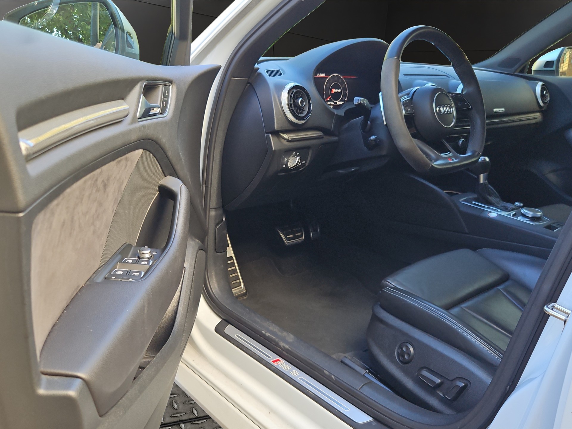 AUDI RS3 Sportback 2.5 TSI quattro S-tronic-image-21