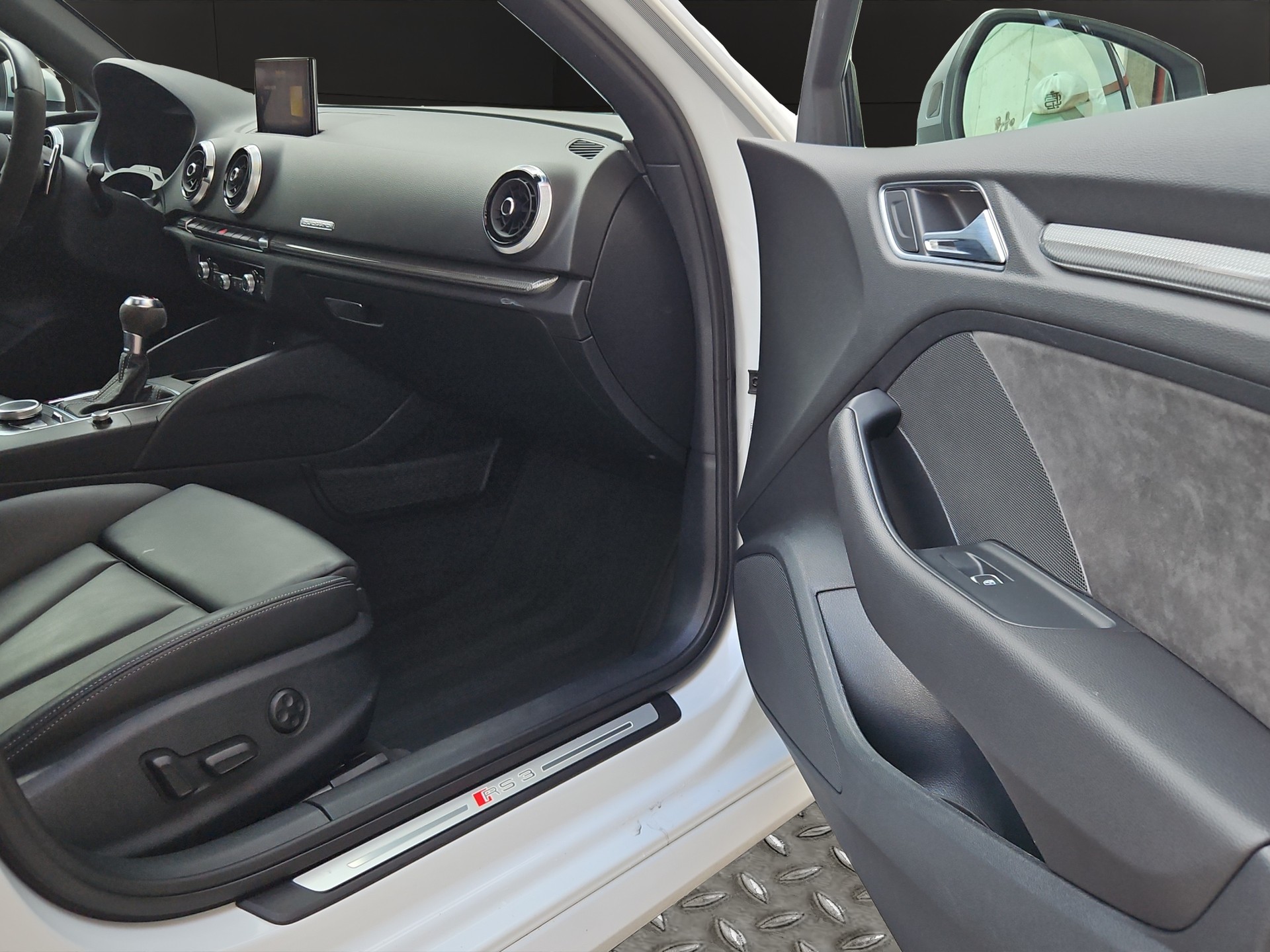 AUDI RS3 Sportback 2.5 TSI quattro S-tronic-image-18