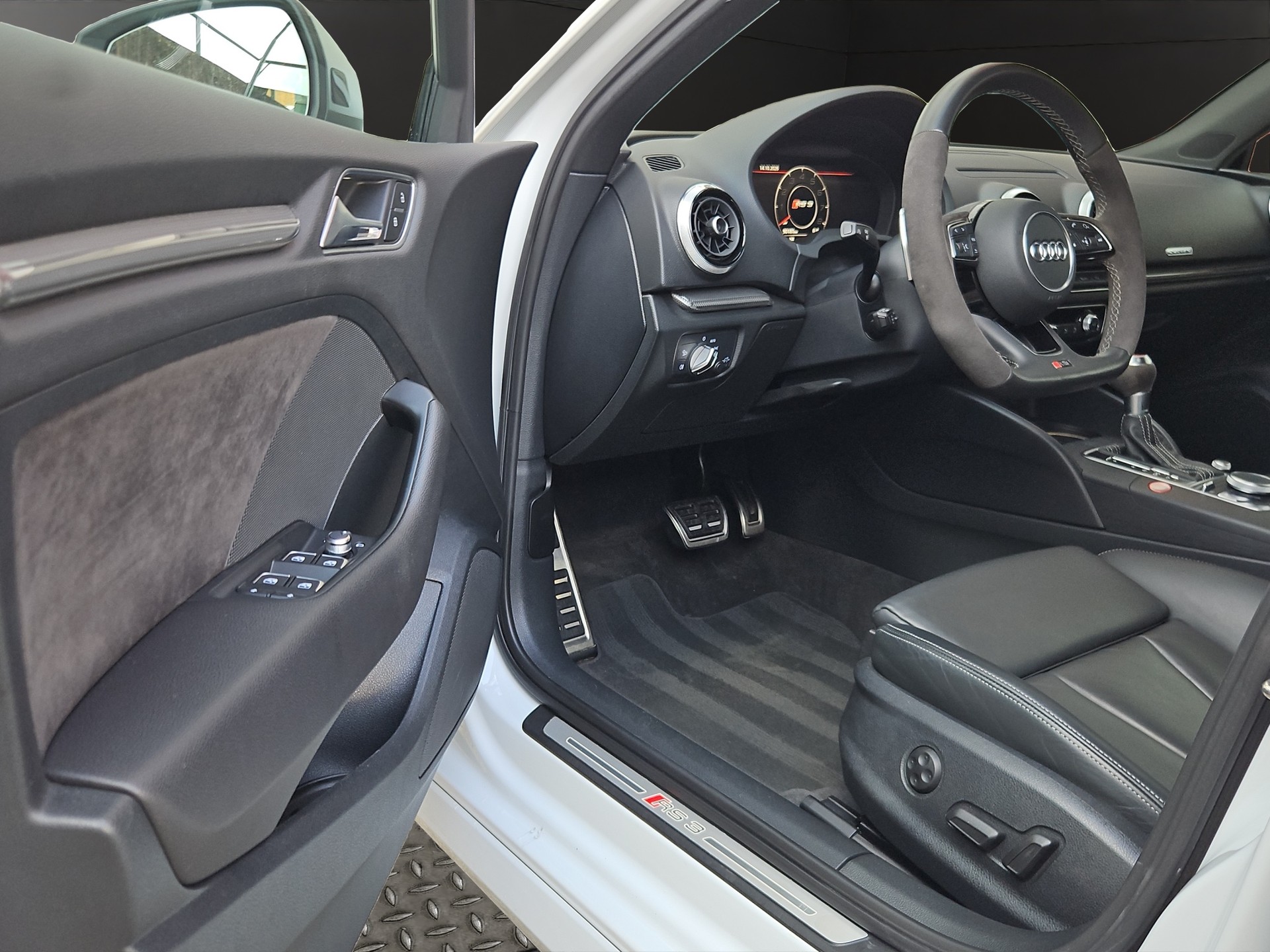 AUDI RS3 Sportback 2.5 TSI quattro S-tronic-image-17