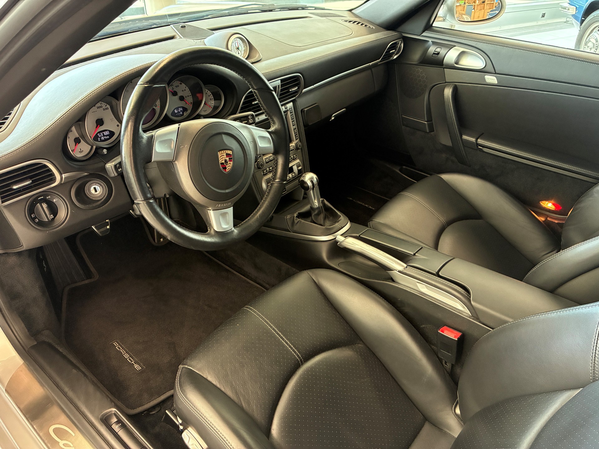 PORSCHE 911 Carrera 4S-image-8