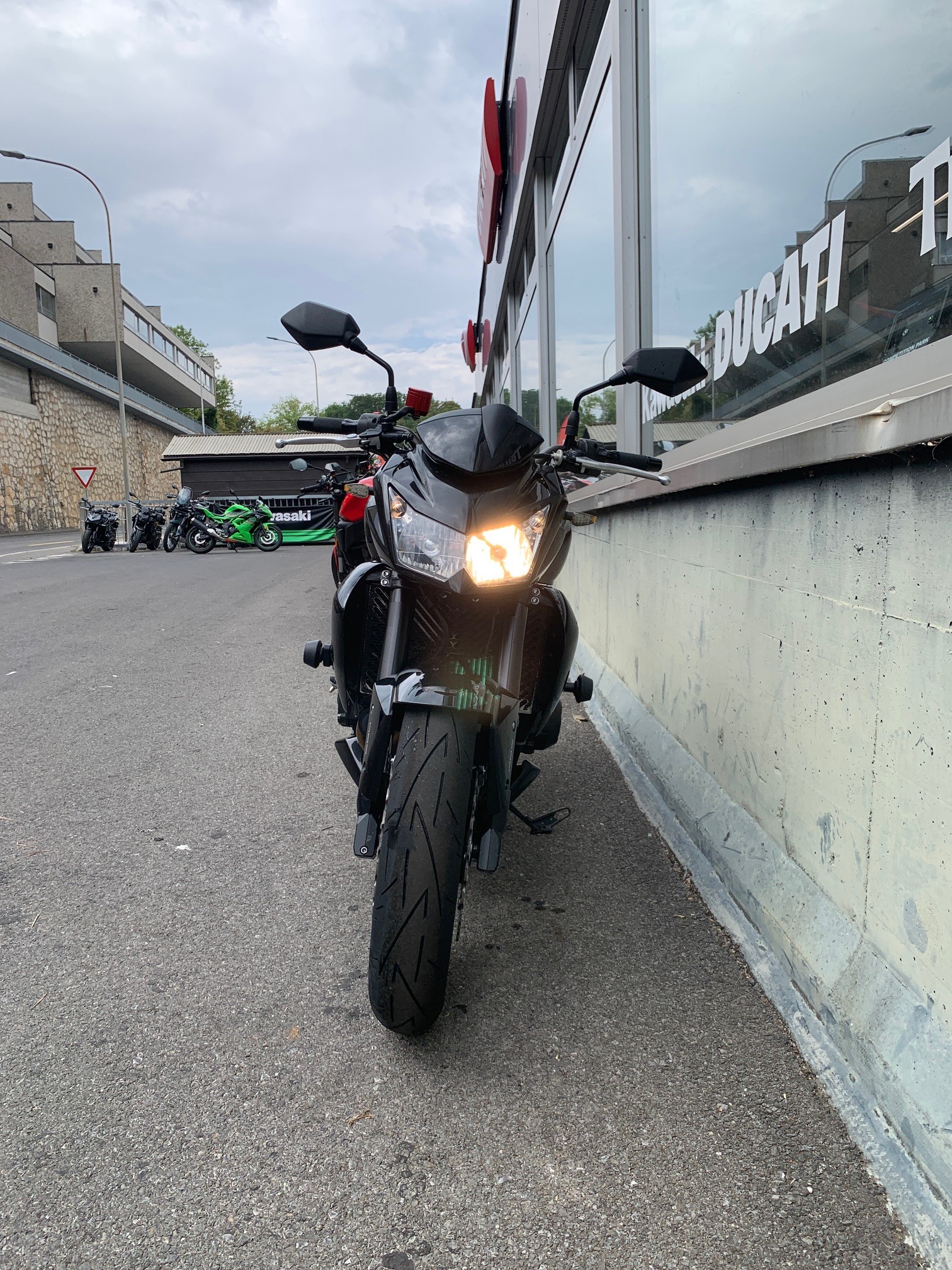 KAWASAKI Z 750 ABS-showroom-element-2