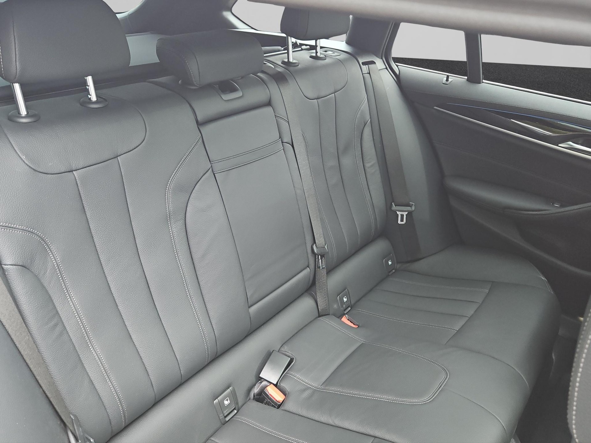 BMW 530e xDrive Touring Steptronic-image-16