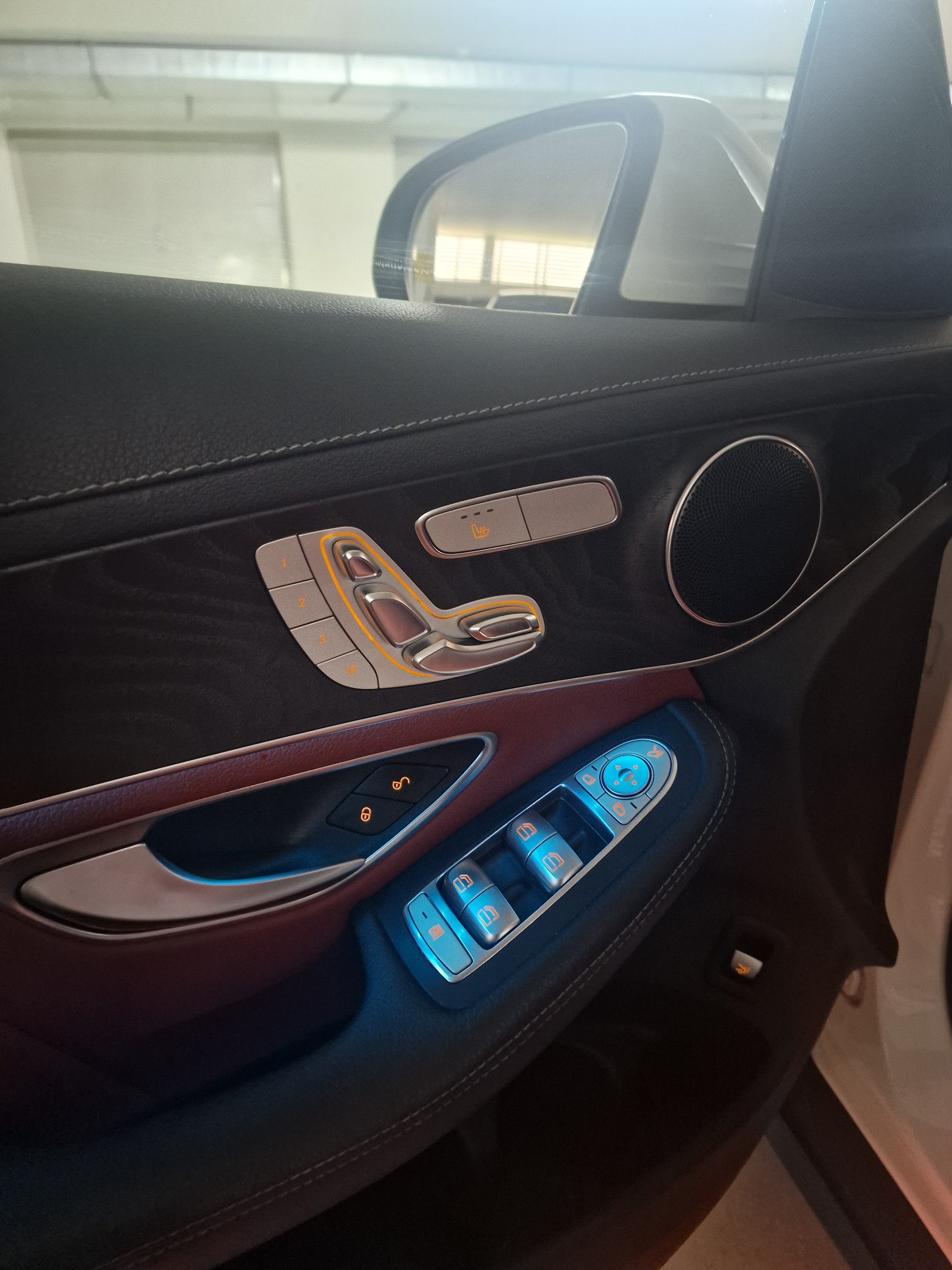 MERCEDES-BENZ GLC 250 d AMG Line 4m-image-4