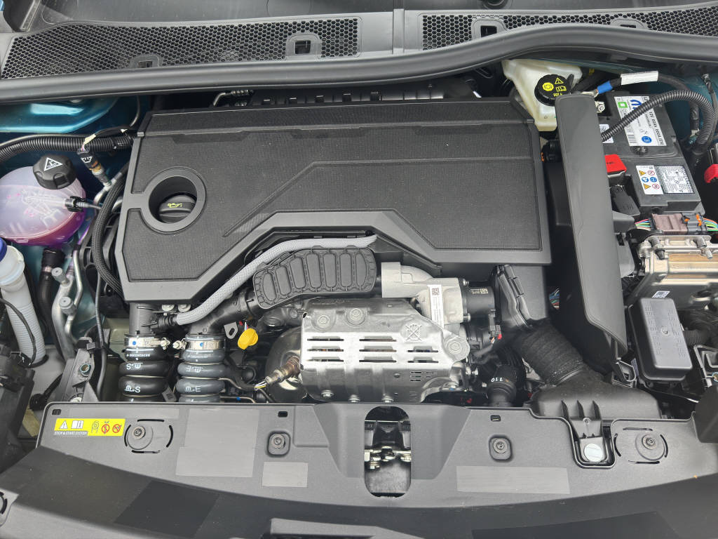 PEUGEOT 2008 1.2 Hybrid Allure-image-13