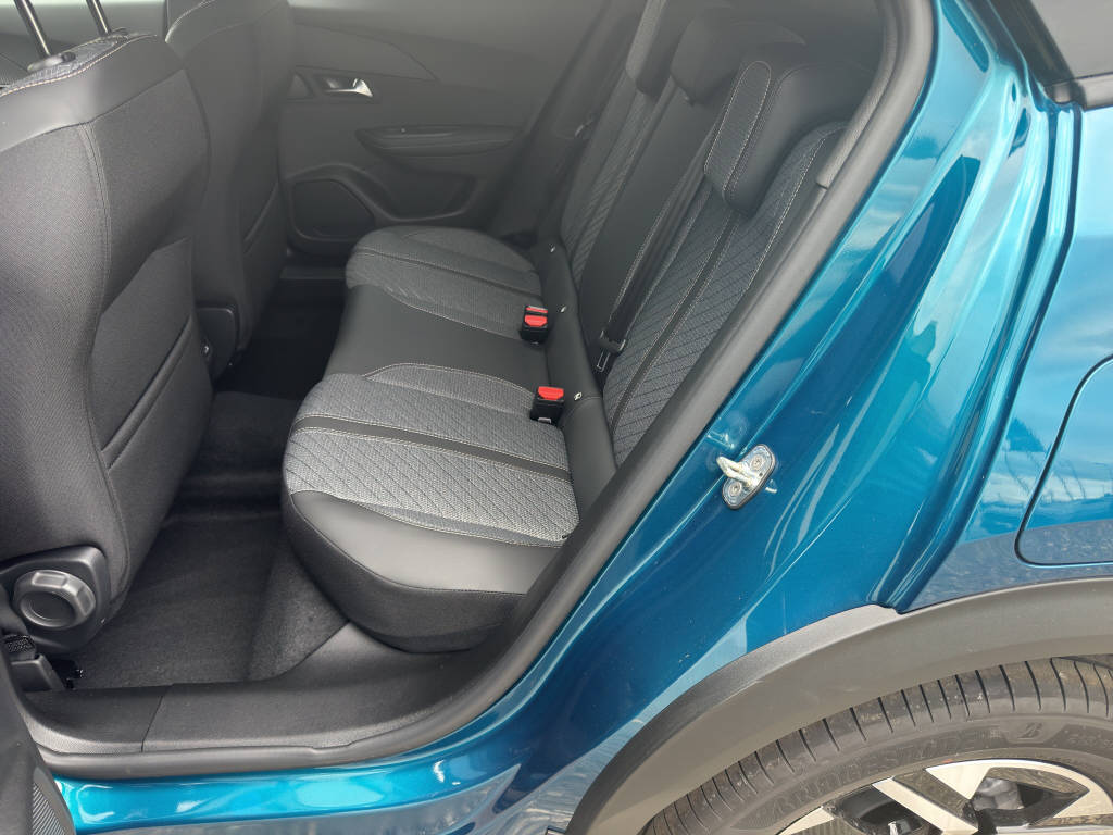 PEUGEOT 2008 1.2 Hybrid Allure-image-11