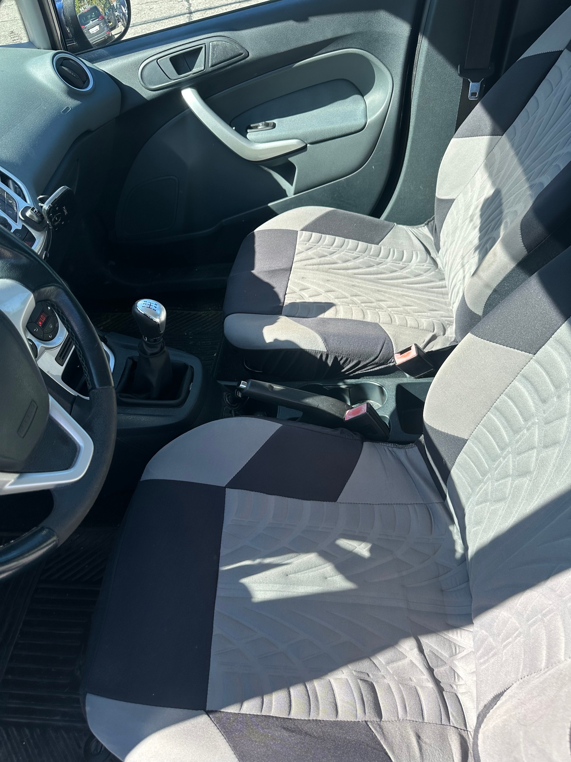FORD Fiesta 1.4 16V Titanium-image-12