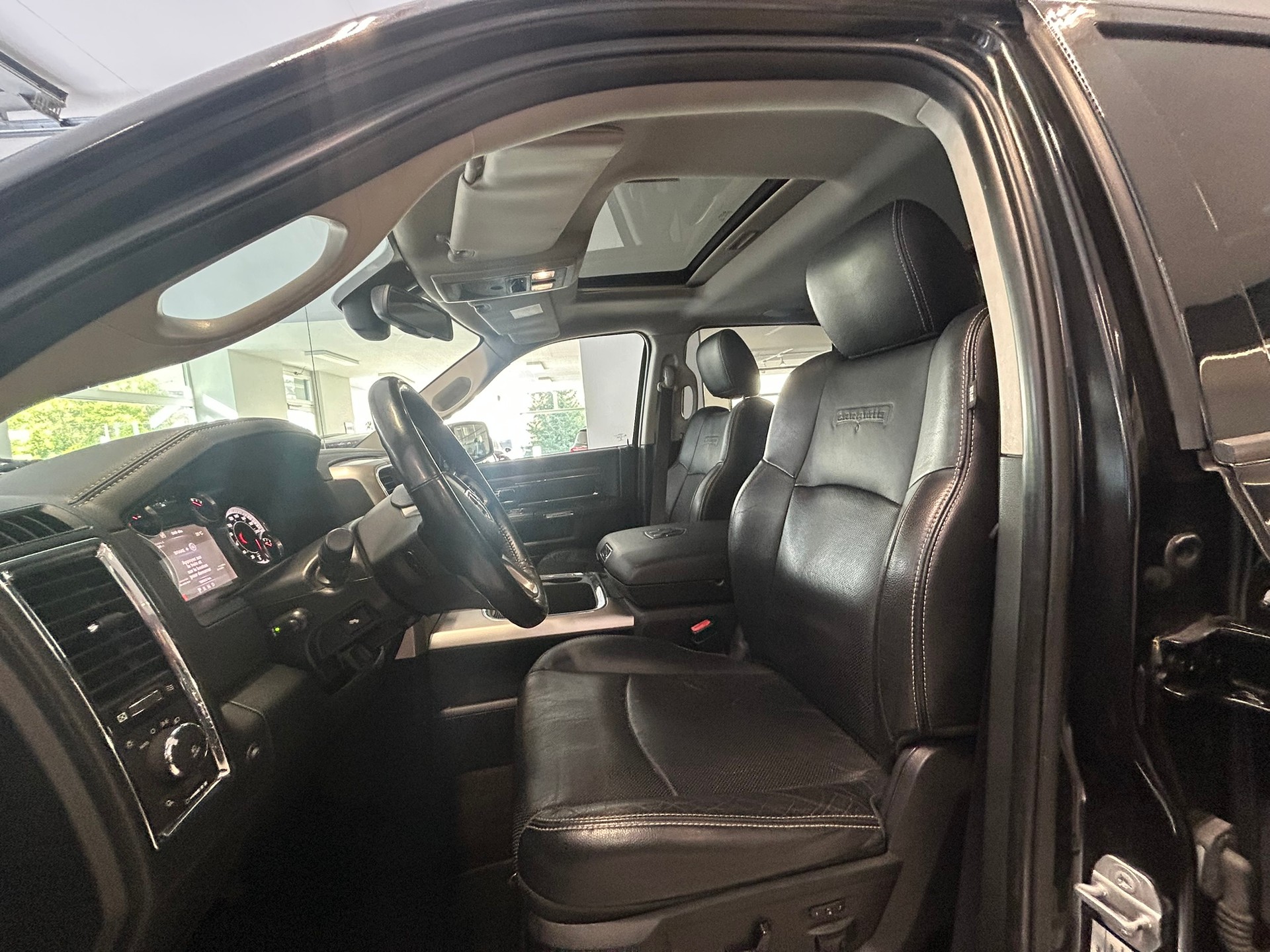 DODGE RAM 1500 LARAMIE-image-8