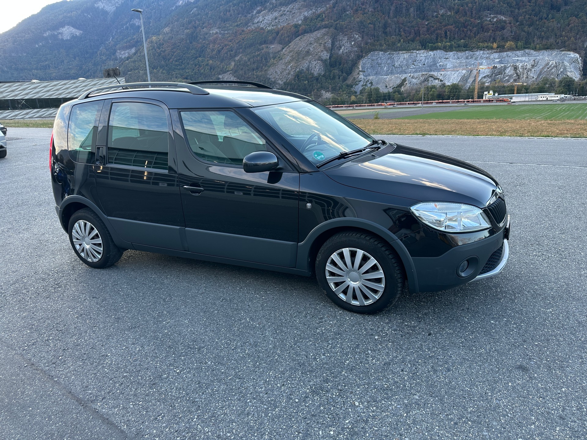 SKODA Roomster 1.6 TDI Scout-image-8
