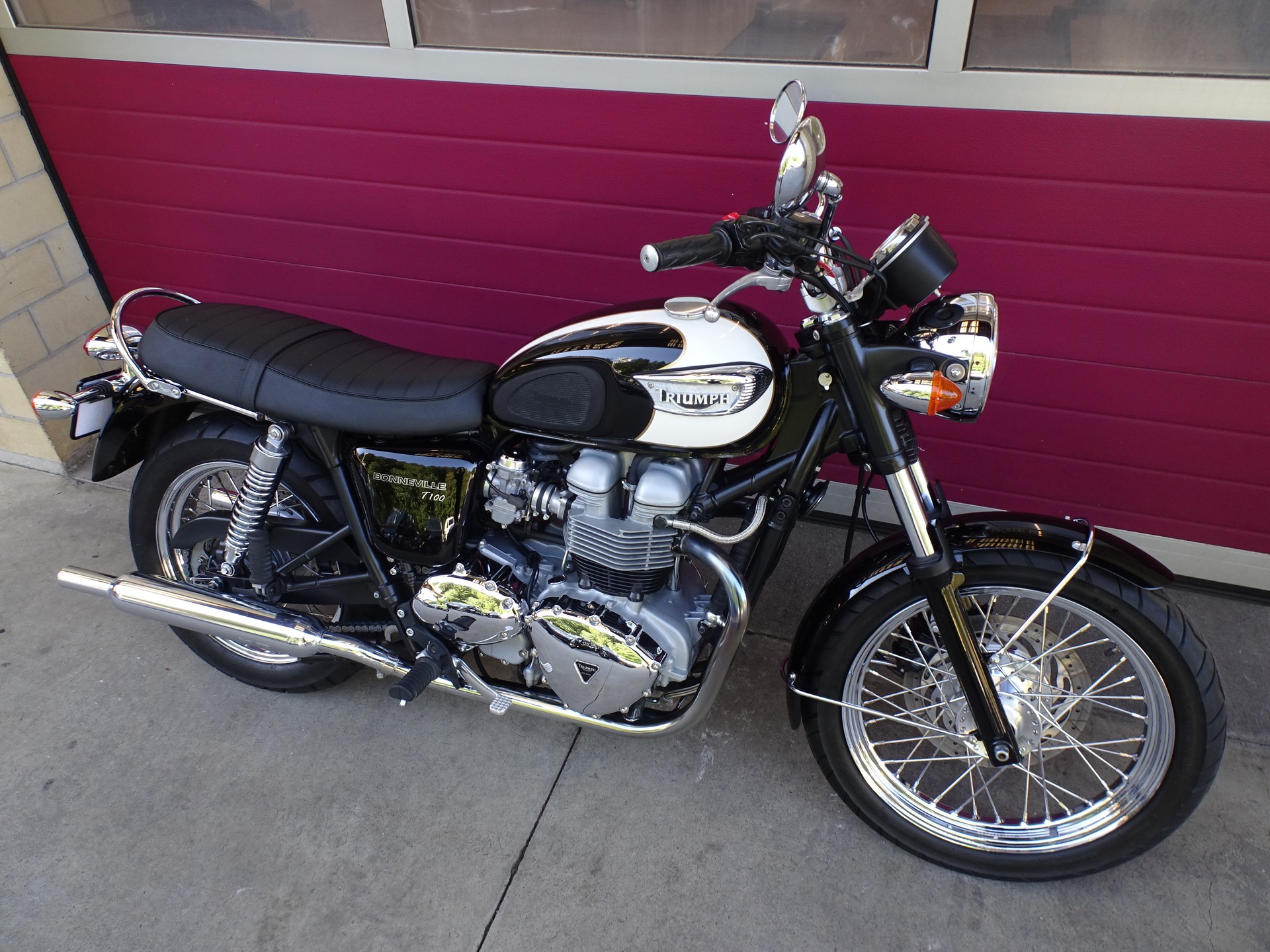 TRIUMPH Bonneville 900 T100-image-15