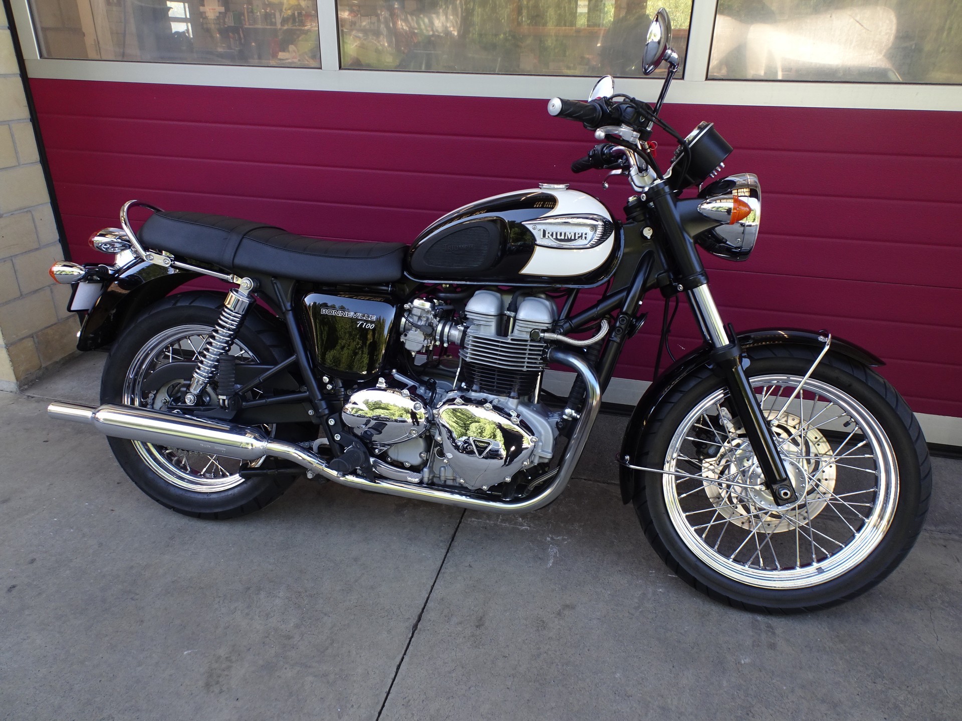 TRIUMPH Bonneville 900 T100-showroom-element-2