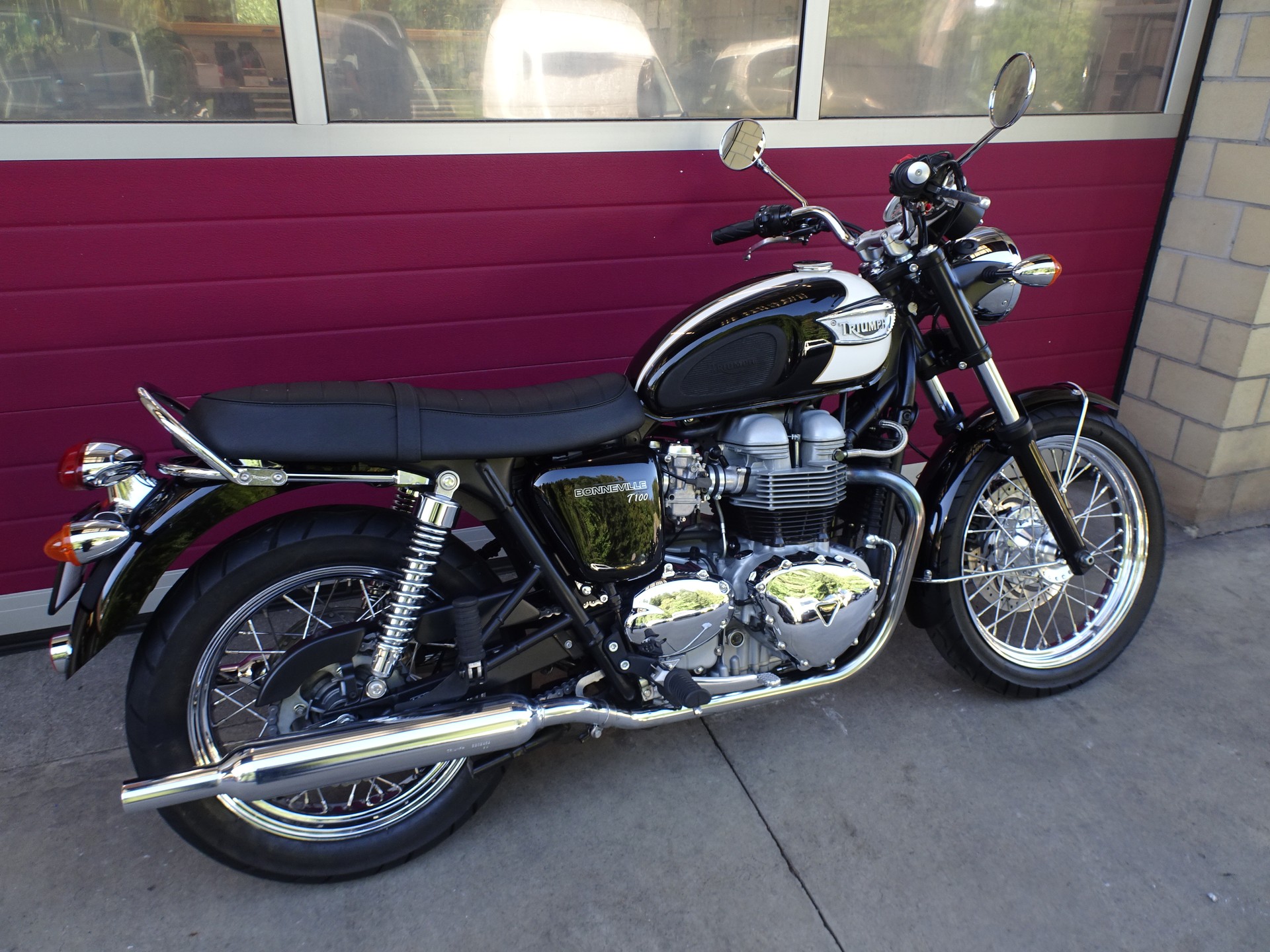 TRIUMPH Bonneville 900 T100-showroom-element-3