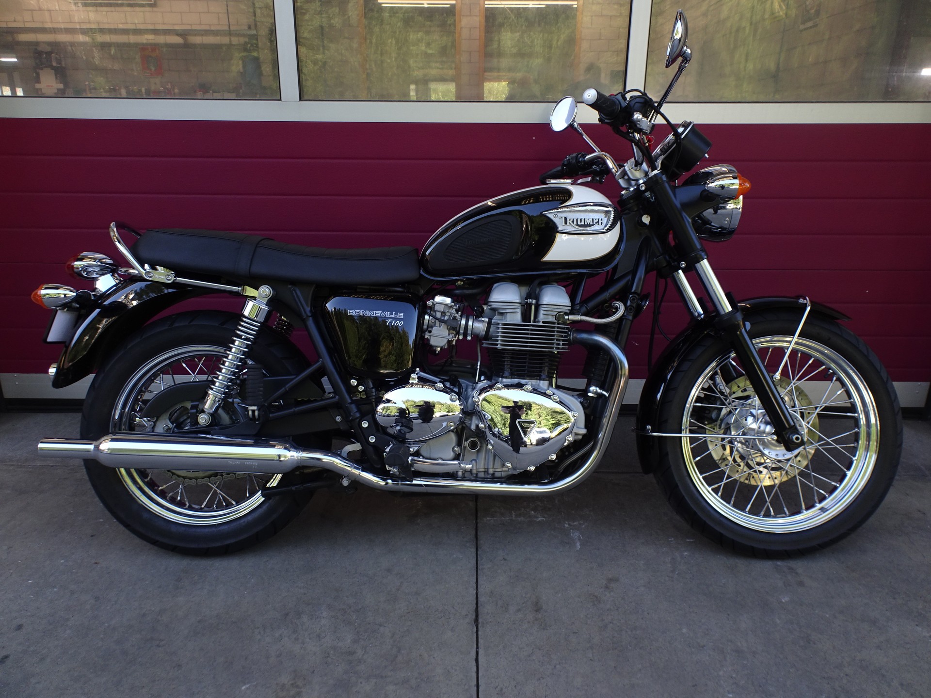 TRIUMPH Bonneville 900 T100