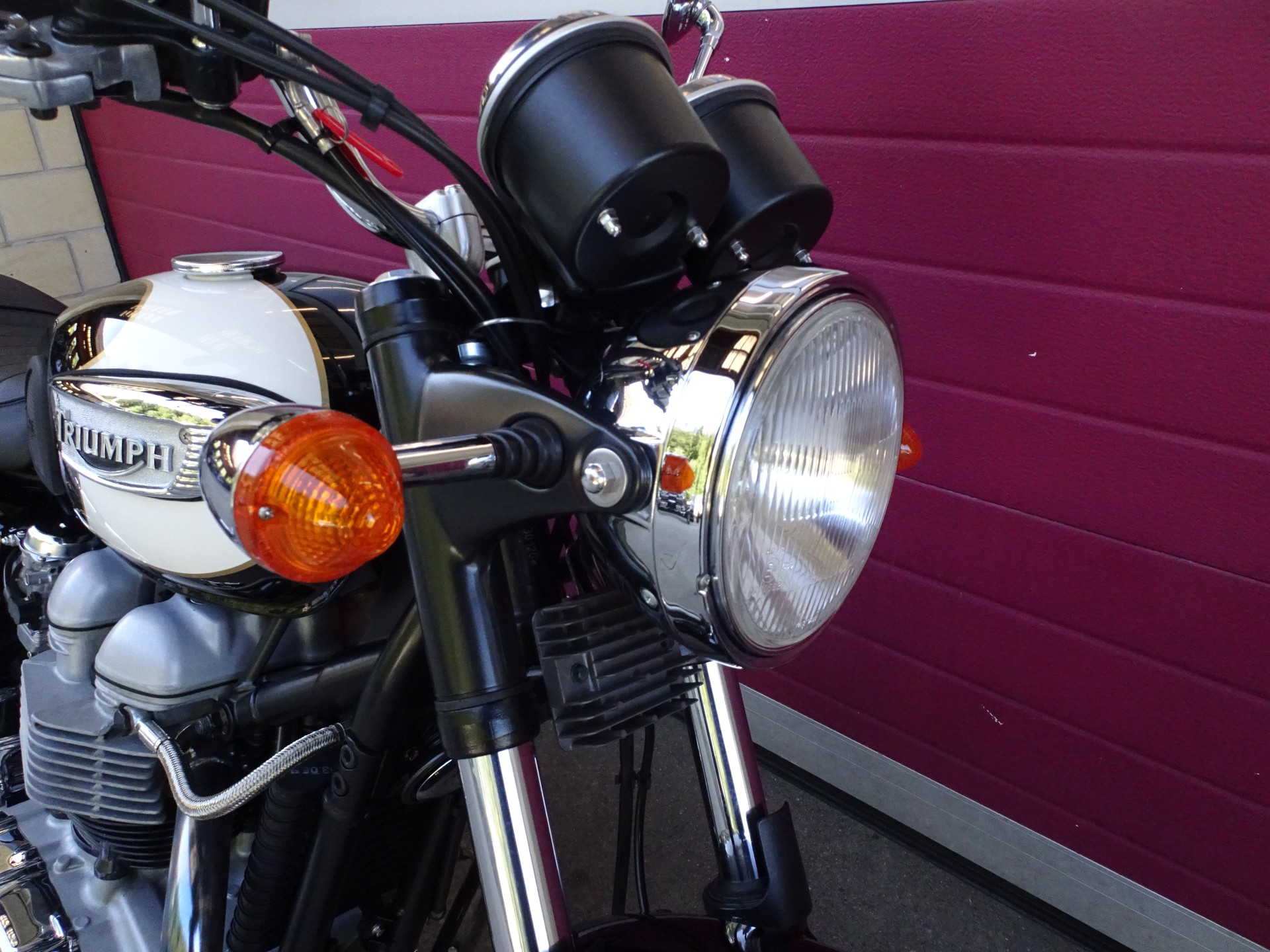 TRIUMPH Bonneville 900 T100-image-11