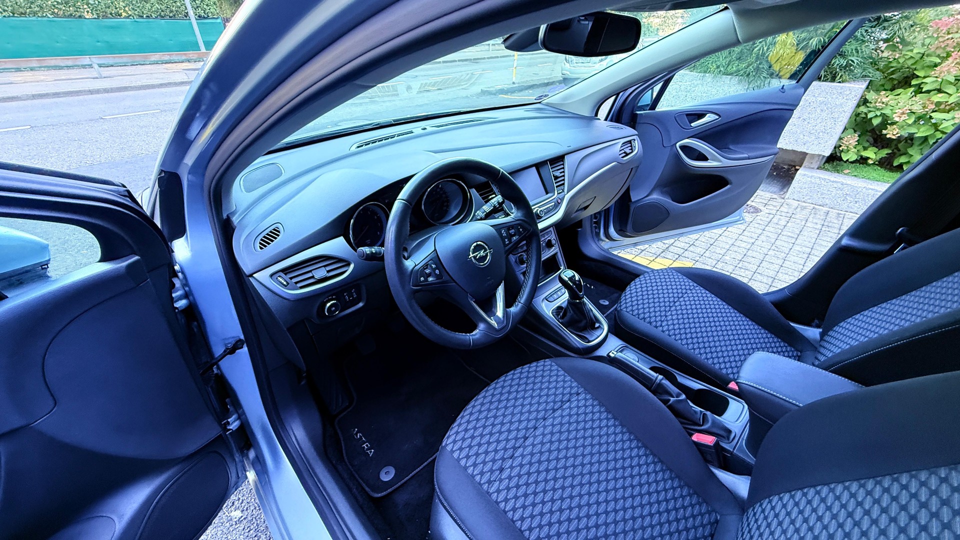 OPEL Astra 1.2i Turbo Elegance-image-8