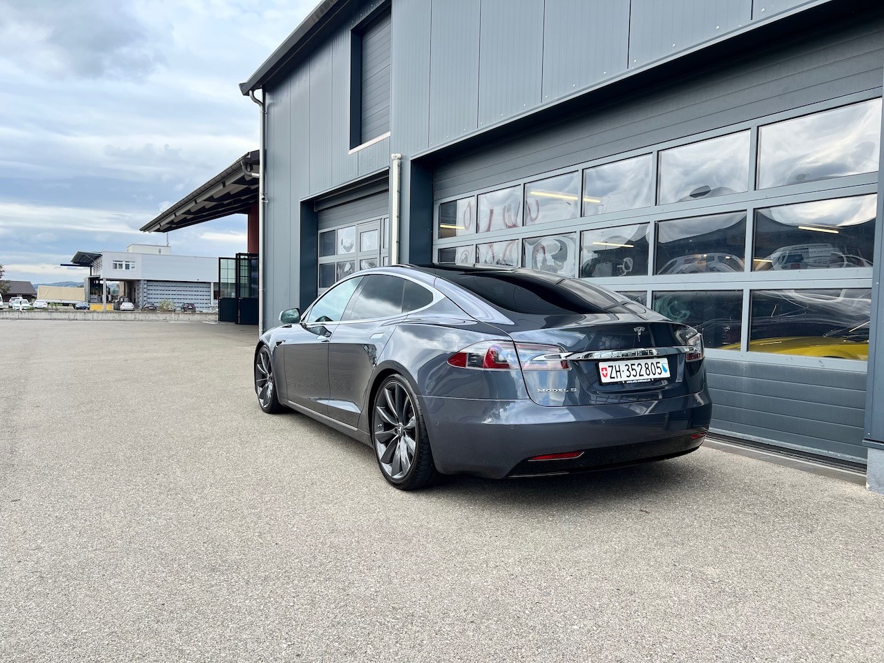 TESLA Model S 75 D-image-2