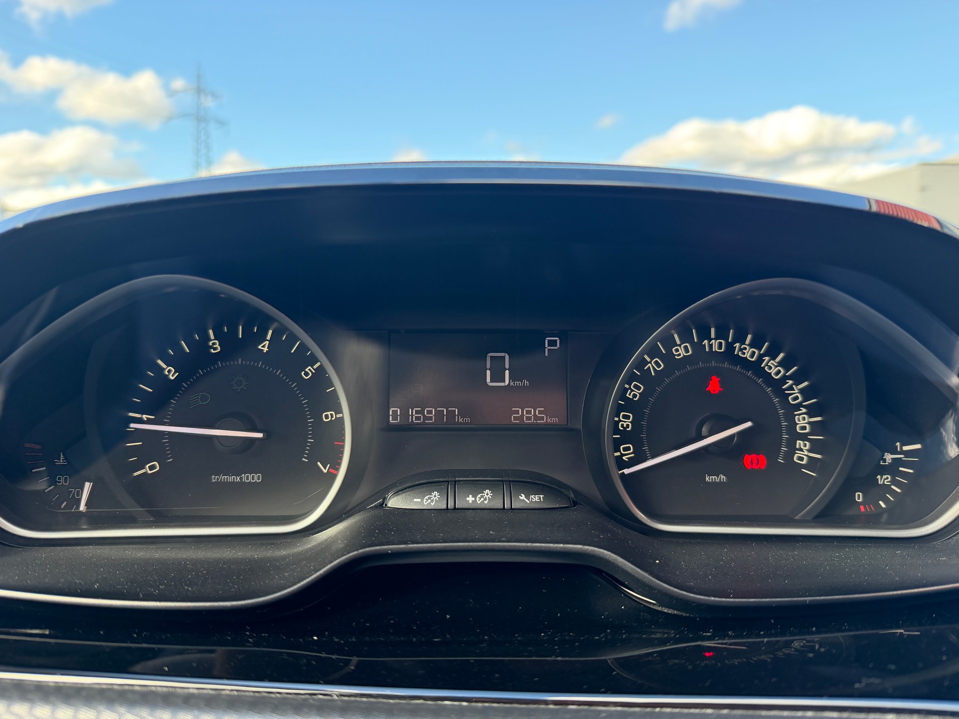PEUGEOT 208 1.2 PureTech Active EAT6-image-10