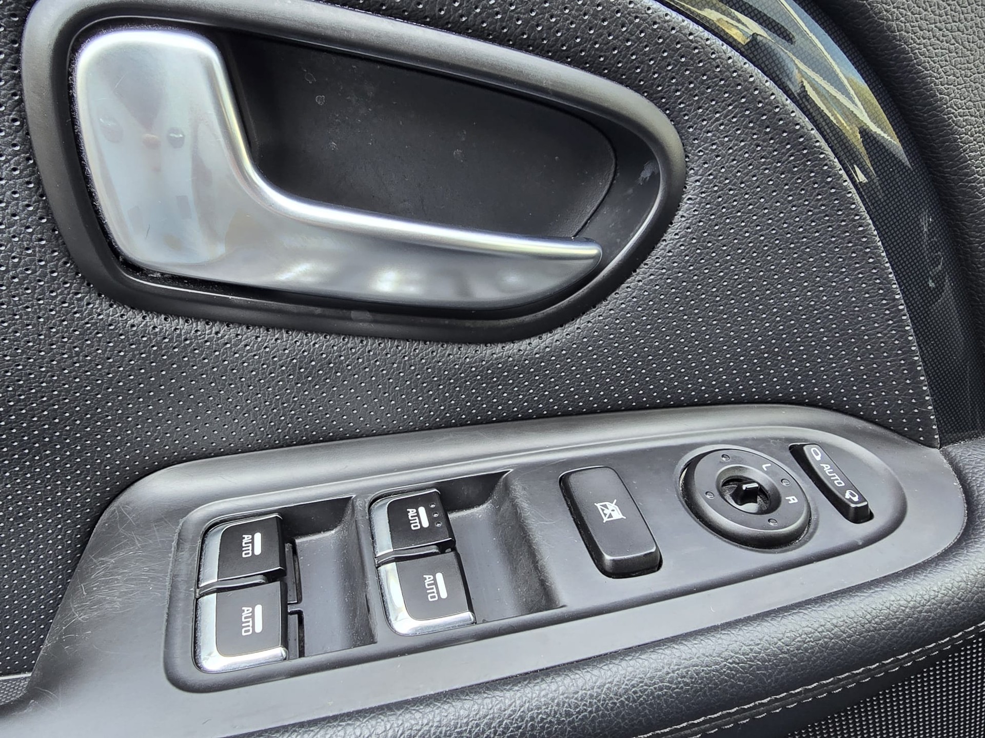 KIA Carens 1.7 CRDi Trend DCT-image-15