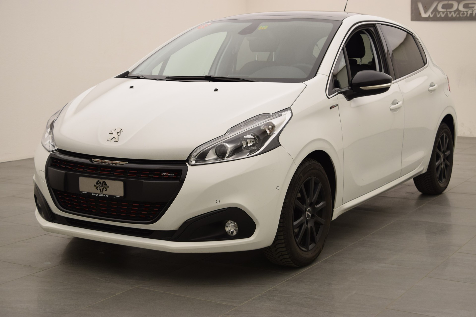 PEUGEOT 208 1.2e STT Pure Tech GT Line-image-1